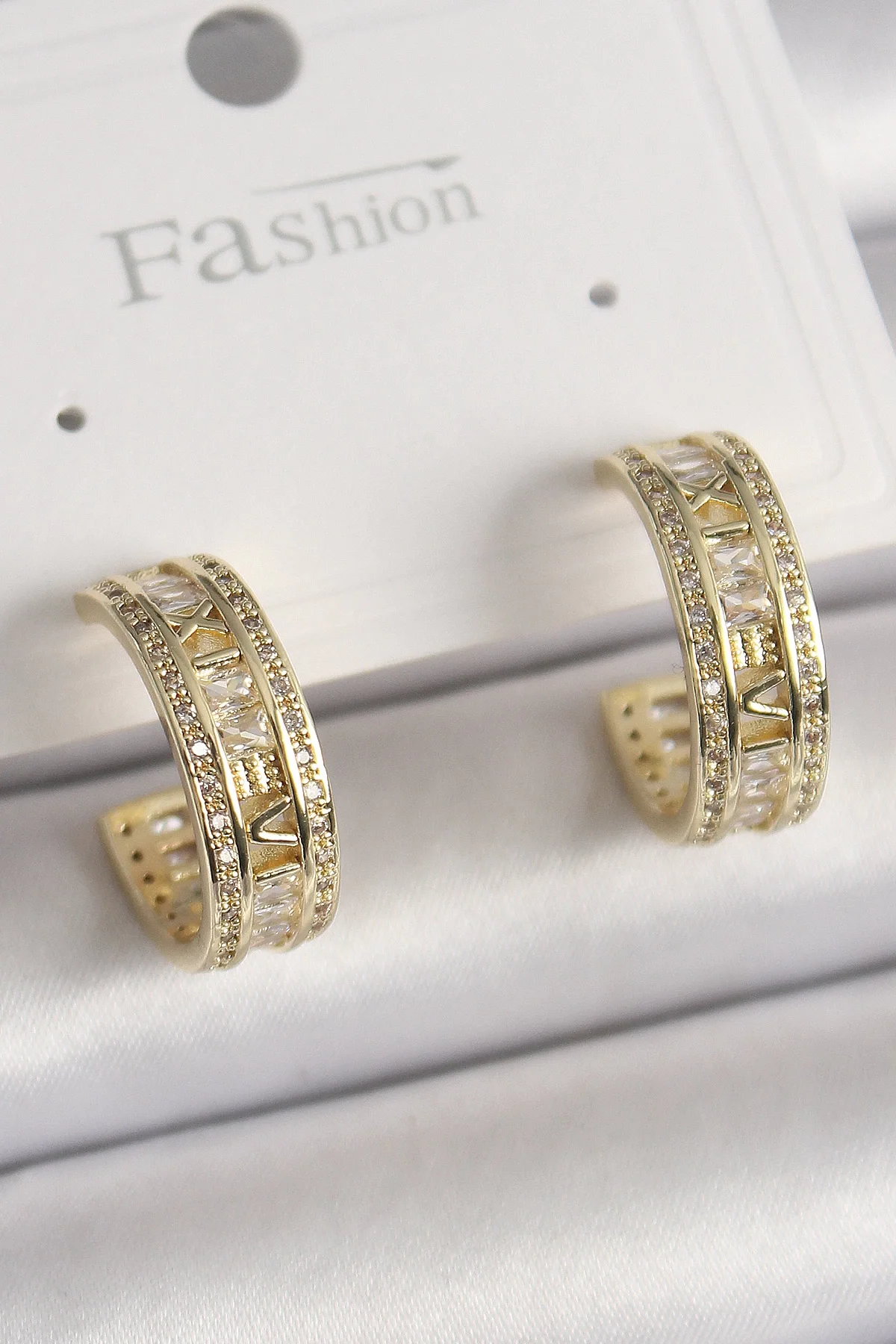 Pirinç Gold Renk Zirkon Taşlı İşleme Detay Halka Model Kadın Küpe Pirinç Gold Renk Zirkon Taşlı İşleme Detay Halka Model Kadın Küpe