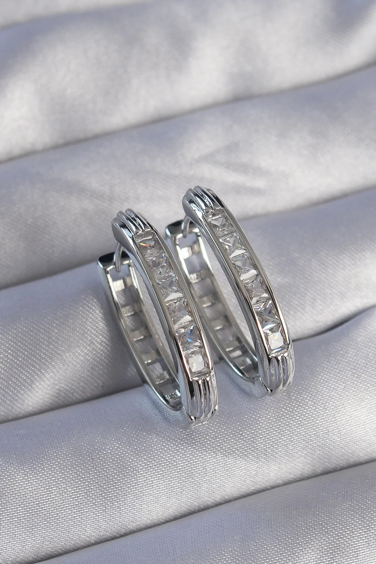 İthalat® Pirinç Gümüş Renk Zirkon Taşlı Oval Model Küpe