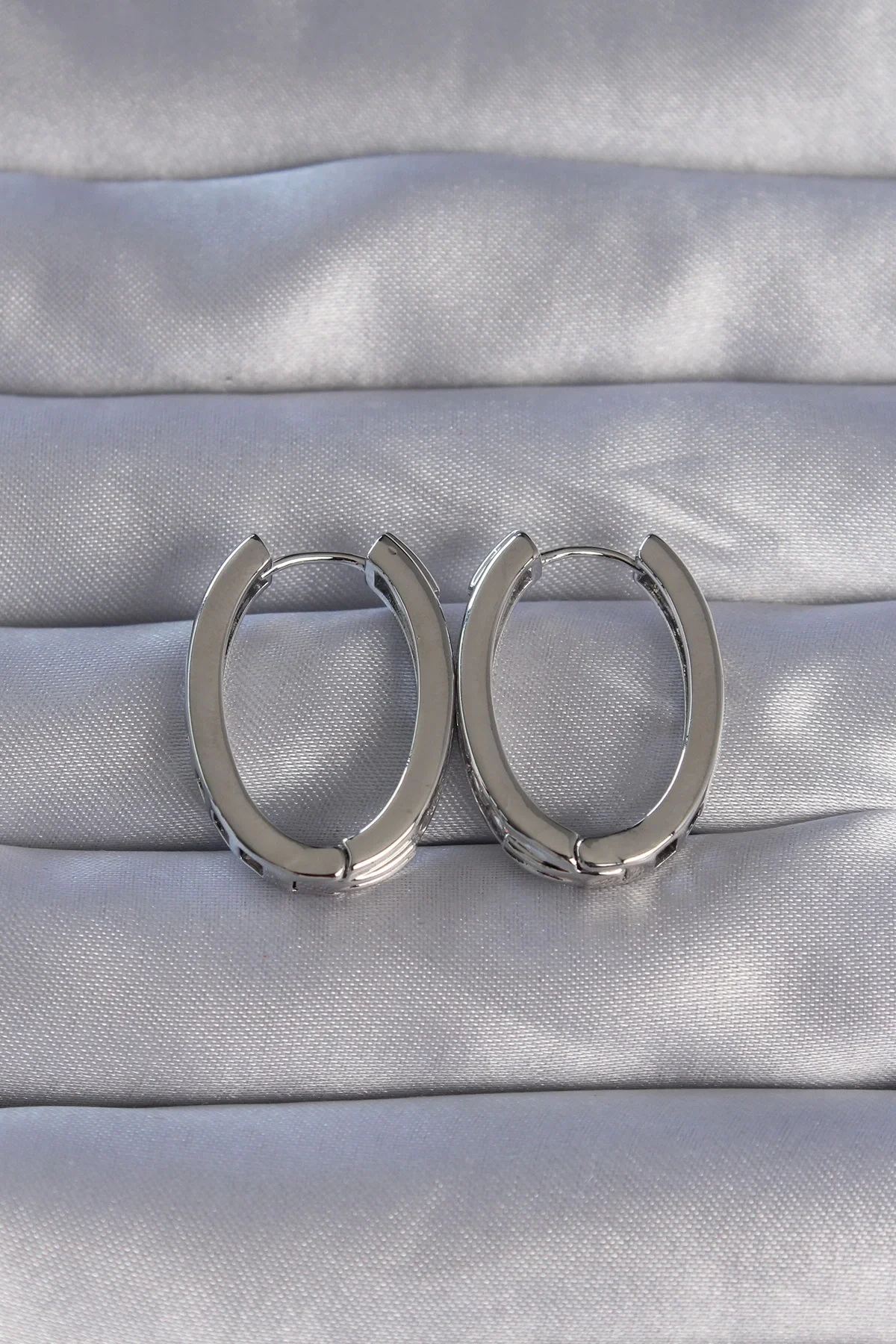 İthalat® Pirinç Gümüş Renk Zirkon Taşlı Oval Model Küpe