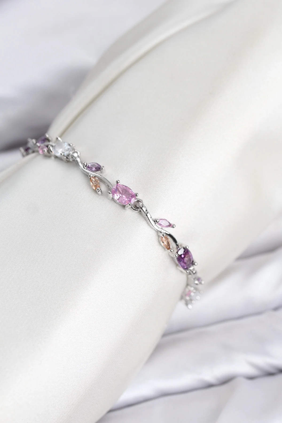 İthalat® Pirinç Gümüş Renk Pembe ve Mor Zirkon Taşlı Çiçek Model Kadın Bileklik
