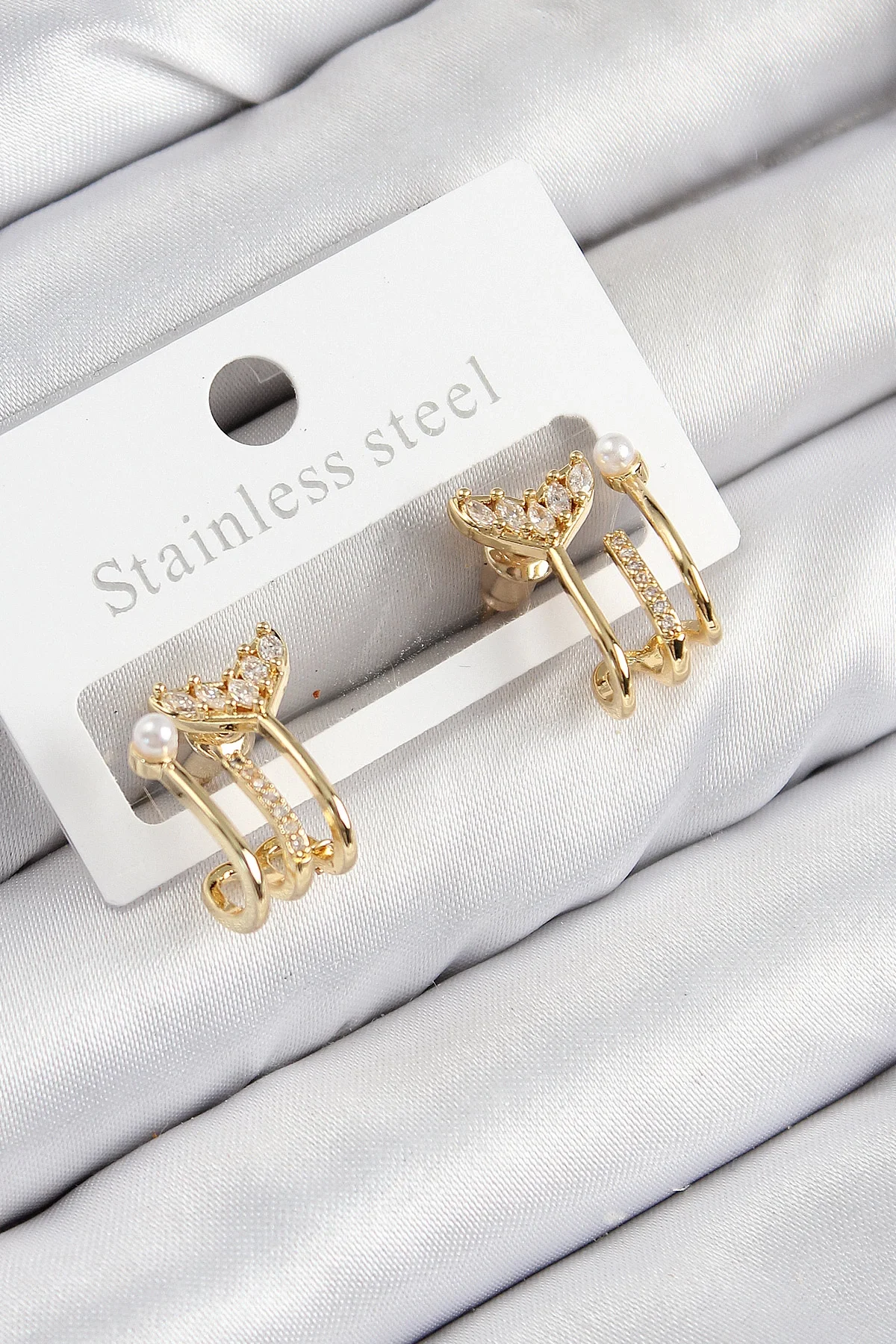 İthalat® Pirinç Zirkon Taşlı İnci Detaylı Balık Kuyruğu Model Gold Renk Kadın Küpe
