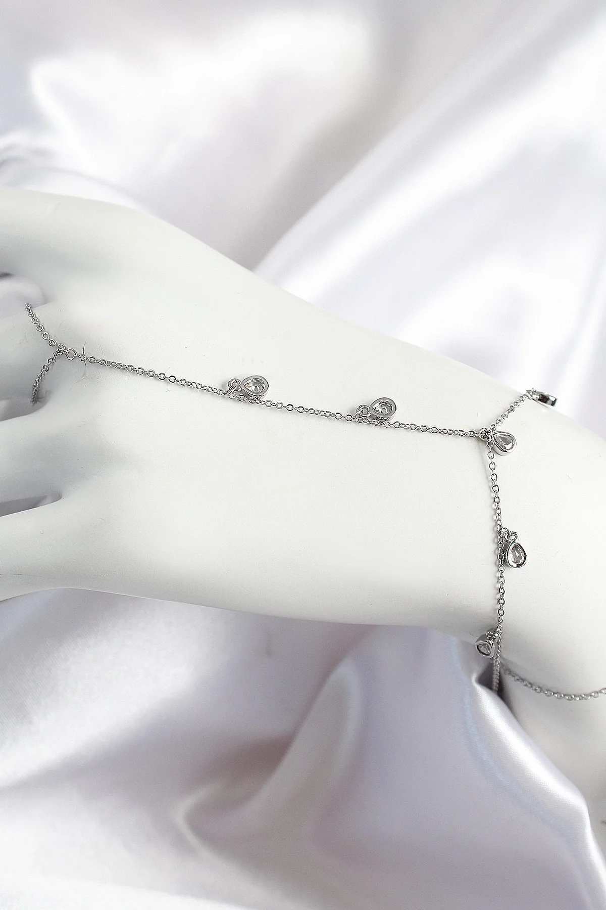 İthalat® Pirinç Zirkon Taşlı Sallantılı Damla Model Gümüş Renk Kadın Şahmeran