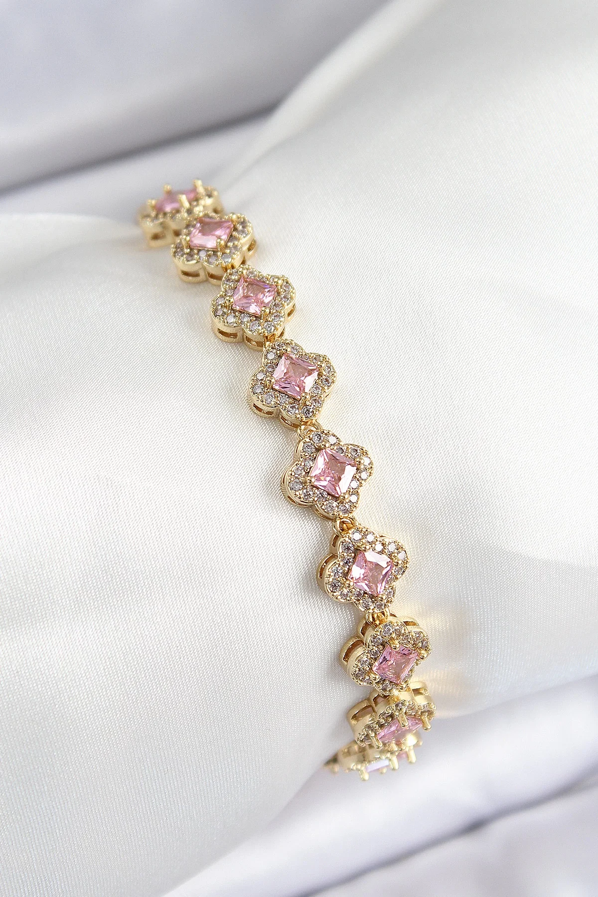 İthalat® Pirinç Zirkon Taşlı Pembe Yonca Baget Model Gold Renk VIP Seri Kadın Bileklik