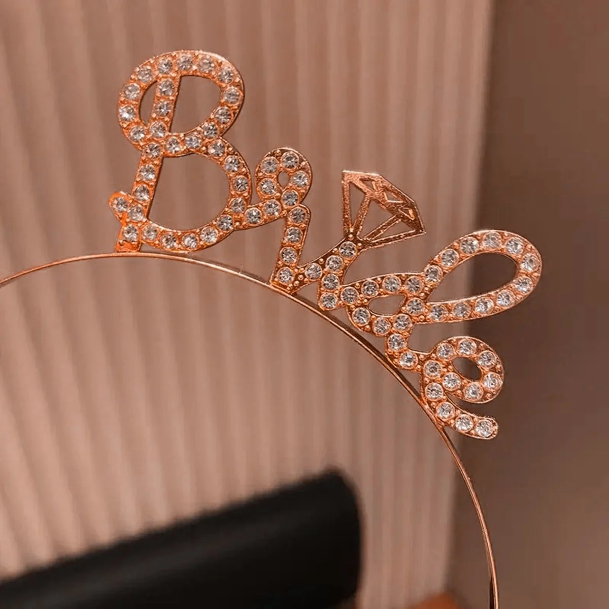 İthalat® Rose Gold Renkli Taşlı “Bride” Gelin Tacı – El Yazısı Yazı Tipiyle