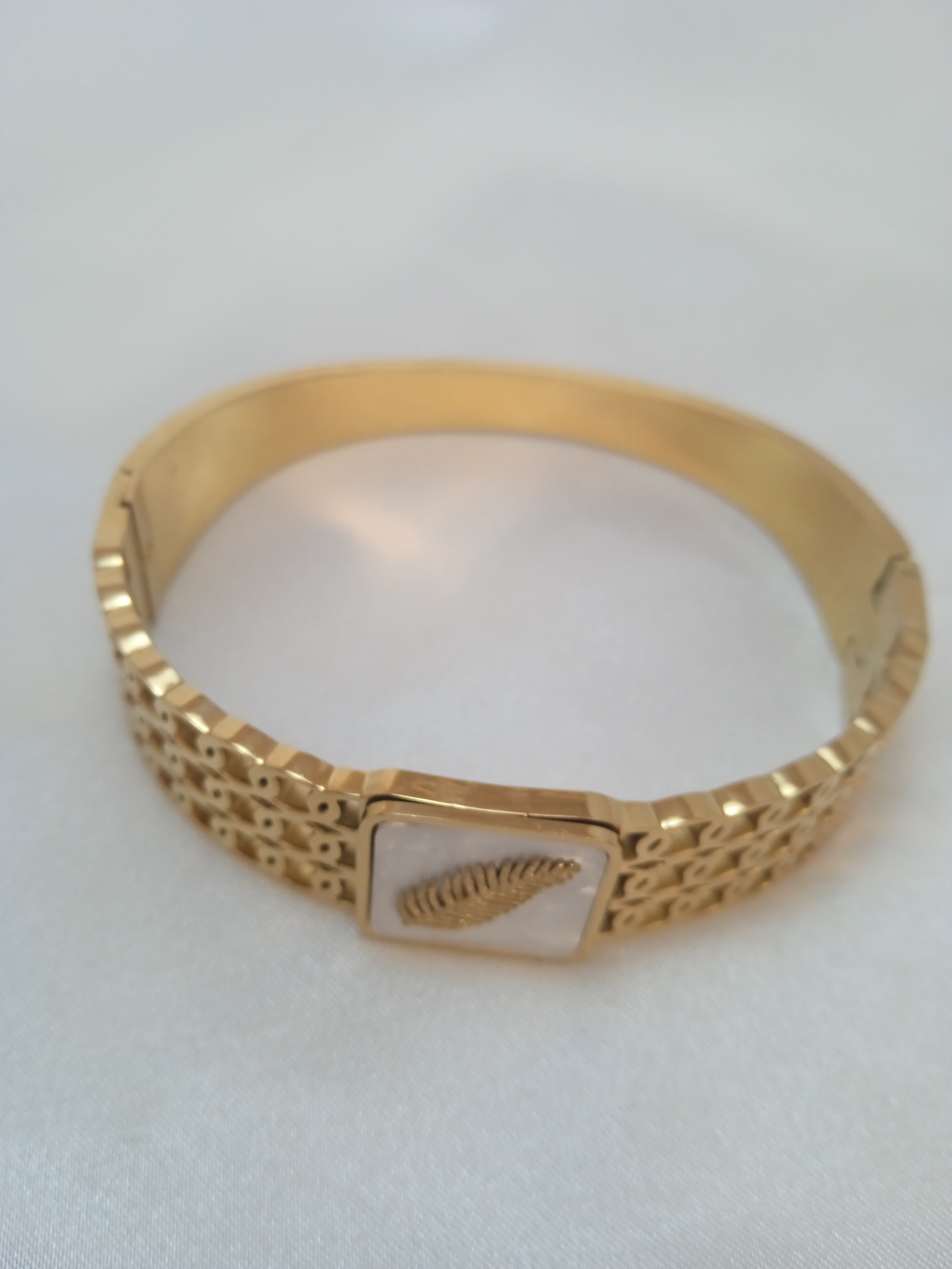 Jade'm Gold  Sedefli Çelik Gold Renkli Kelepçe