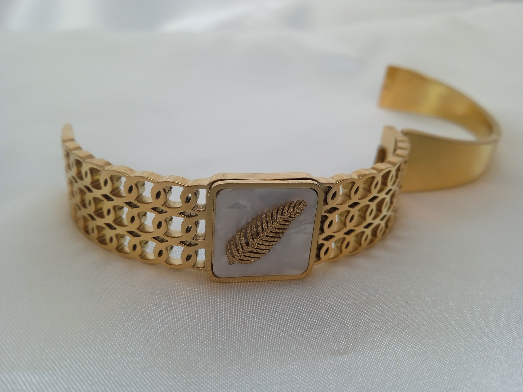 Jade'm Gold  Sedefli Çelik Gold Renkli Kelepçe