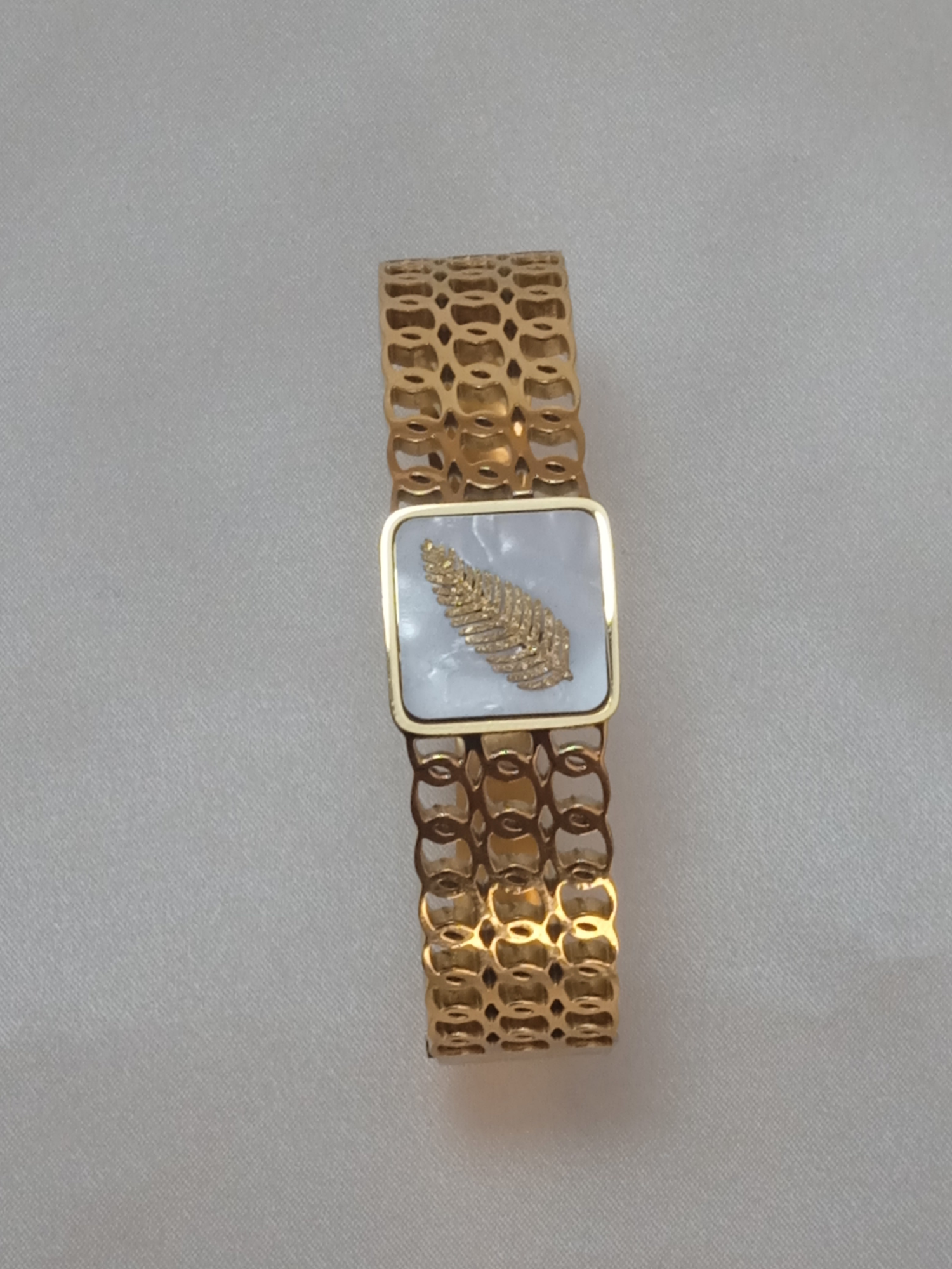 Jade'm Gold  Sedefli Çelik Gold Renkli Kelepçe