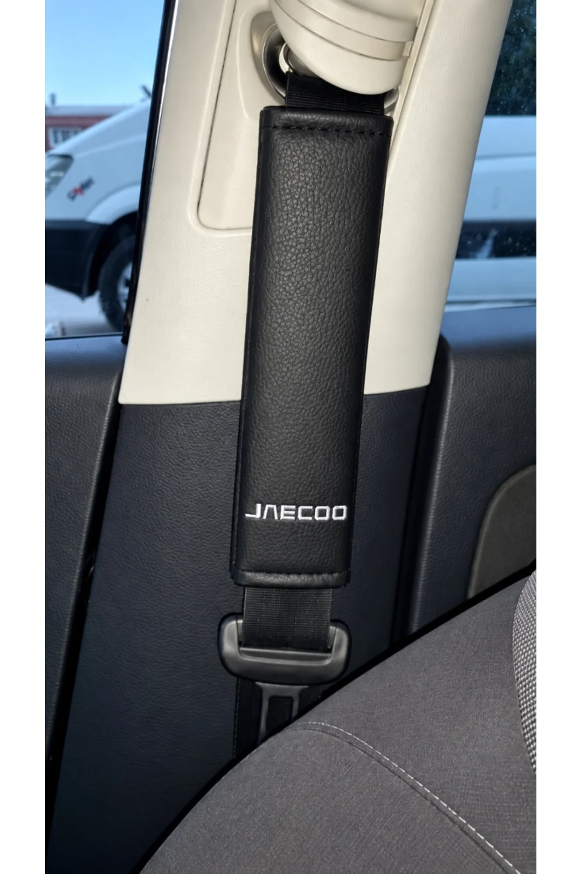 JAECOO 4 Parça Oto Konfor Seti 2 Boyun Yastığı + 2 Kemer Pedi Siyah Suni Deri Beyaz Nakışlı JAECOO 4 Parça Oto Konfor Seti 2 Boyun Yastığı + 2 Kemer Pedi Siyah Suni Deri Beyaz Nakışlı - Görsel 2