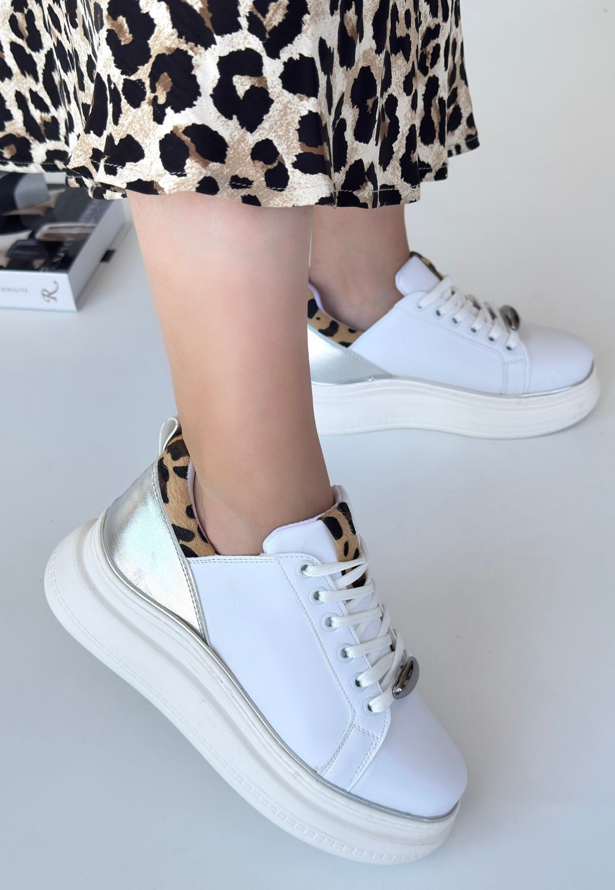 Jista Beyaz Cilt Gümüş Detaylı Bağcıklı Spor Ayakkabı