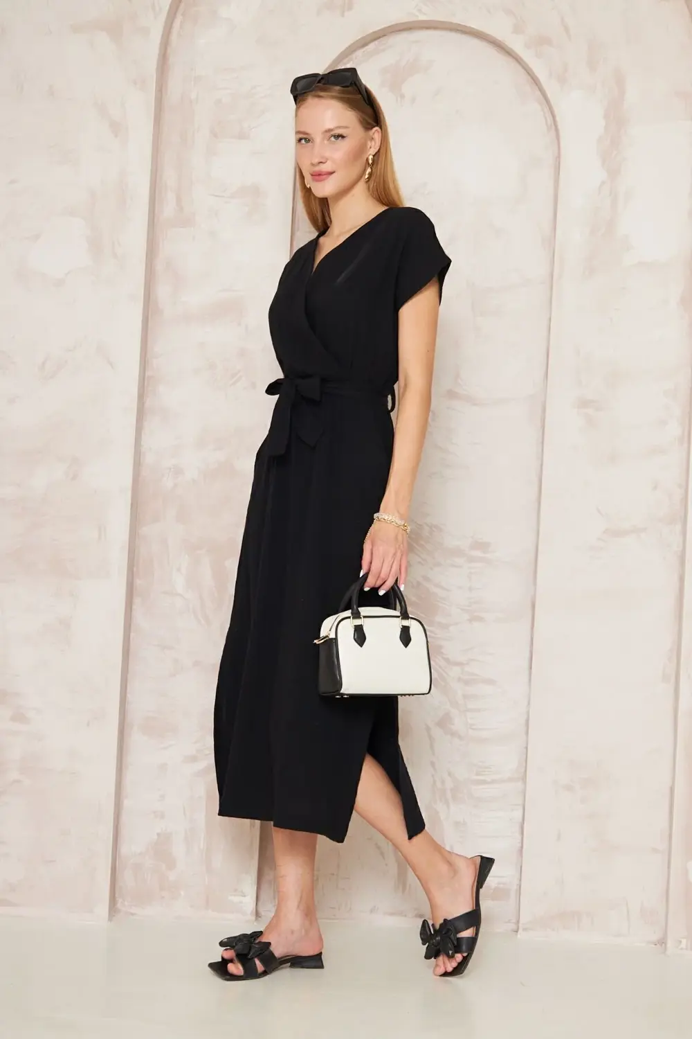 Kadın %100 Müslin Siyah Pamuk Yırtmaçlı Kruvaze Beli Kuşaklı Sala