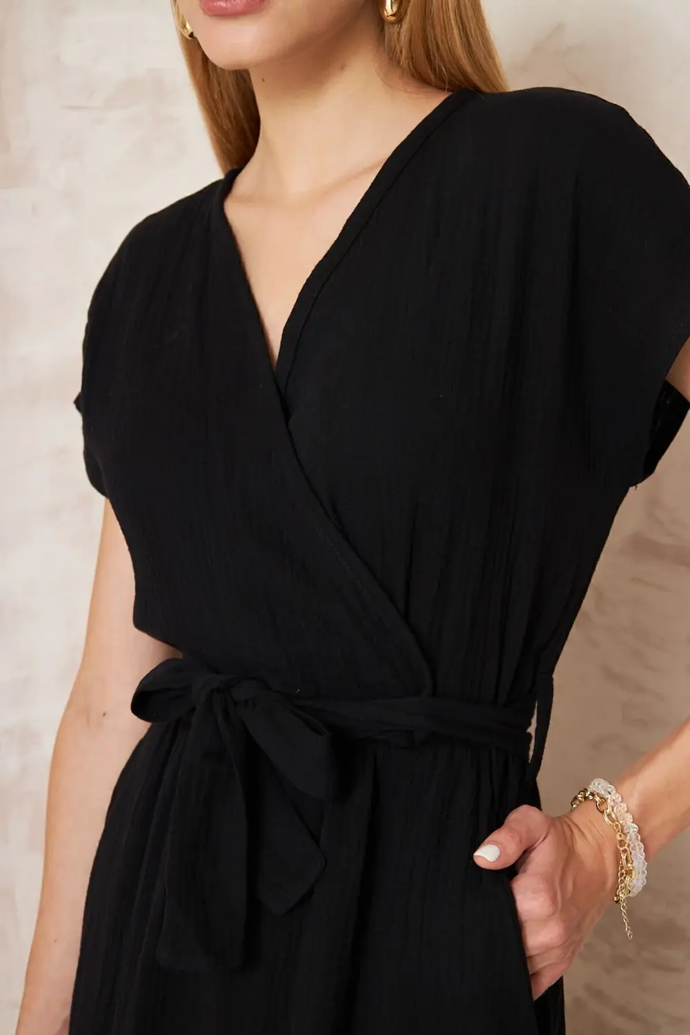 Kadın %100 Müslin Siyah Pamuk Yırtmaçlı Kruvaze Beli Kuşaklı Sala