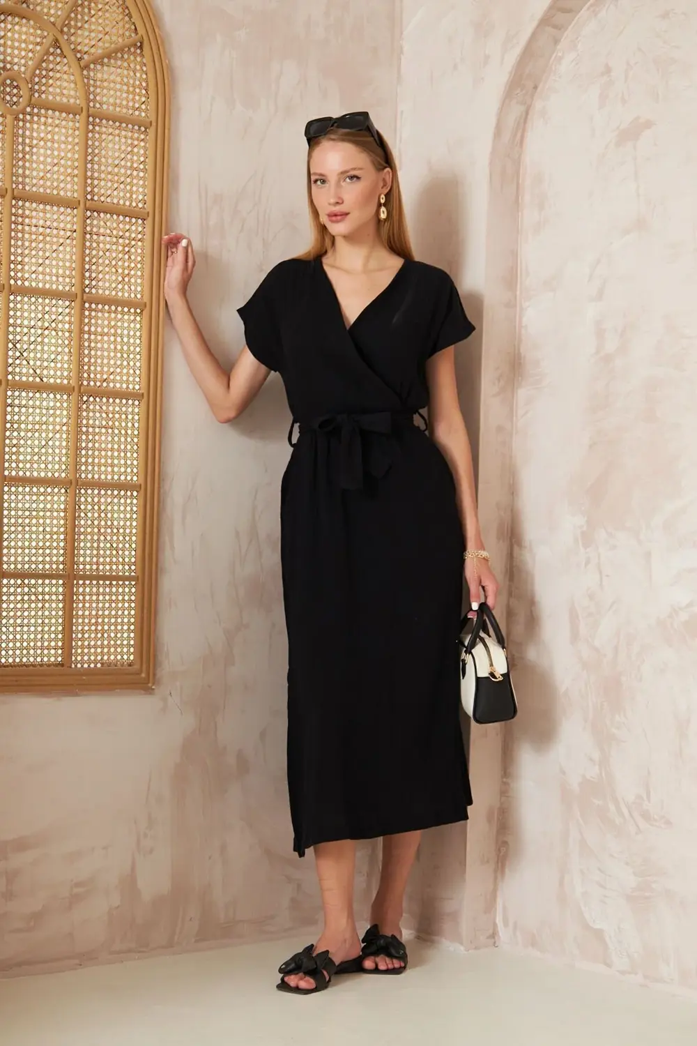 Kadın %100 Müslin Siyah Pamuk Yırtmaçlı Kruvaze Beli Kuşaklı Sala