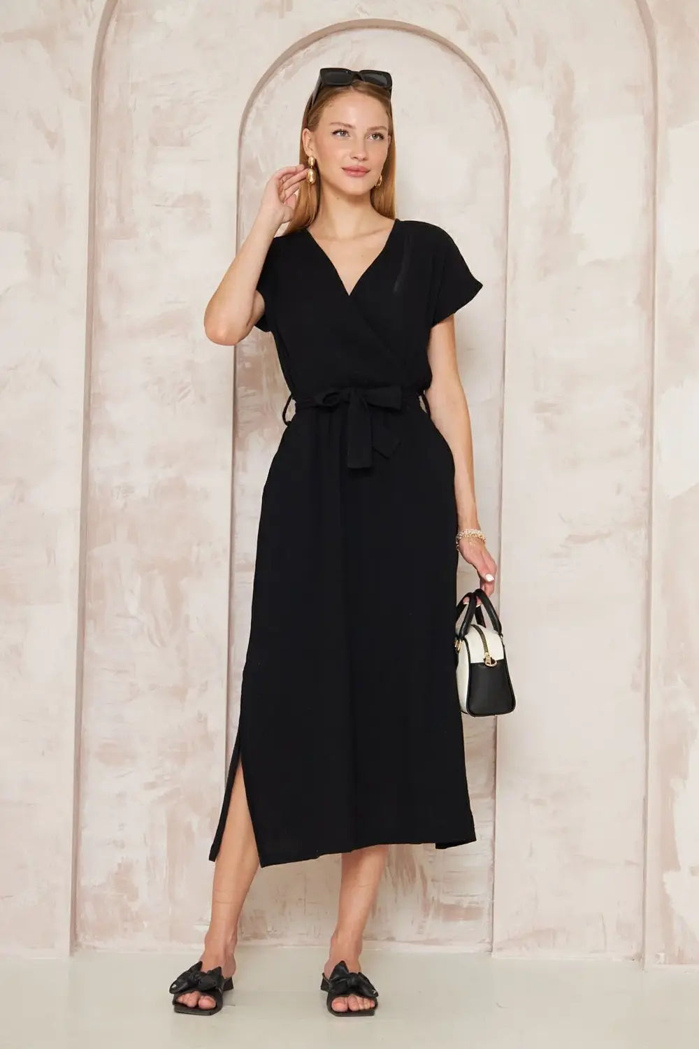 Kadın %100 Müslin Siyah Pamuk Yırtmaçlı Kruvaze Beli Kuşaklı Sala