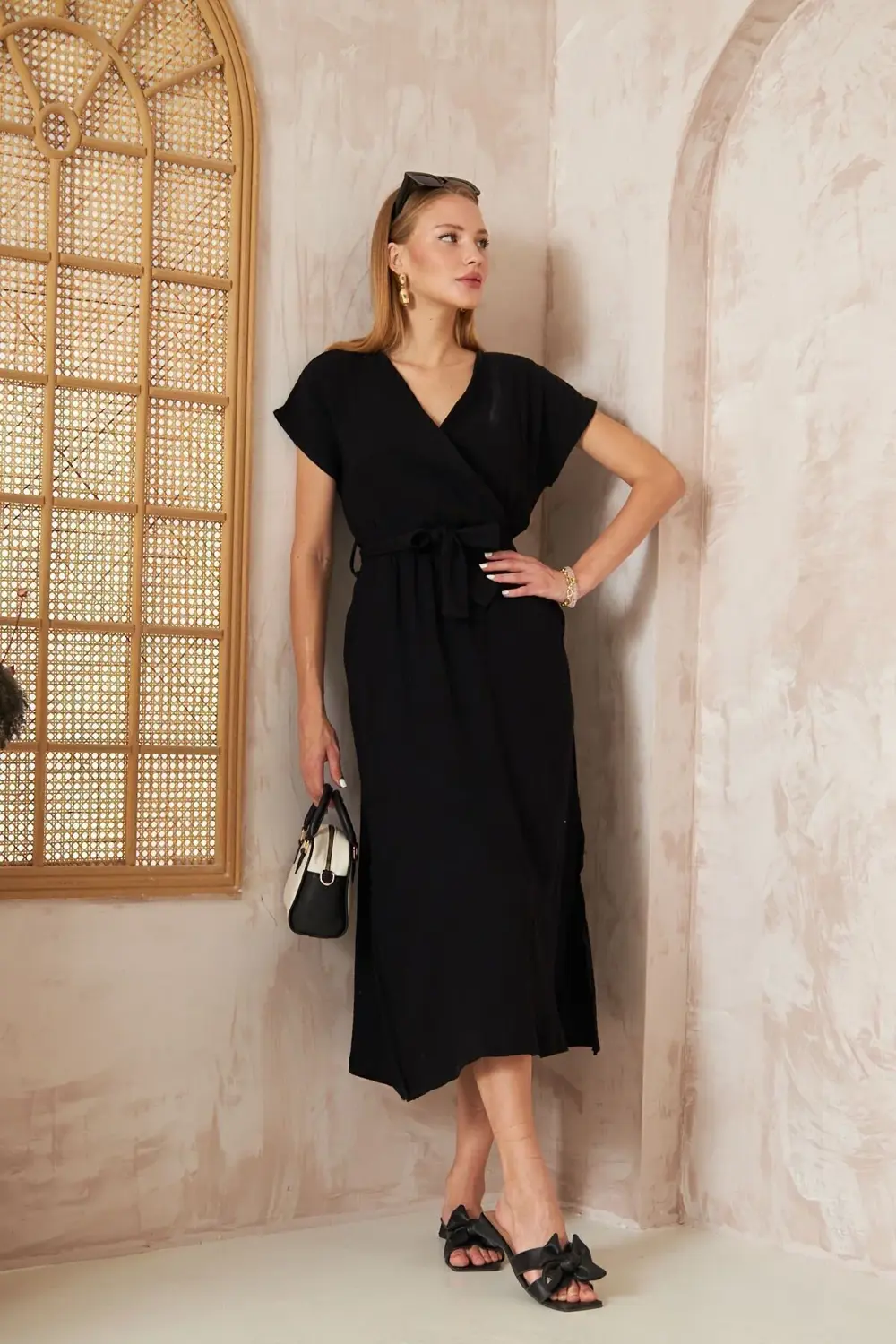 Kadın %100 Müslin Siyah Pamuk Yırtmaçlı Kruvaze Beli Kuşaklı Sala