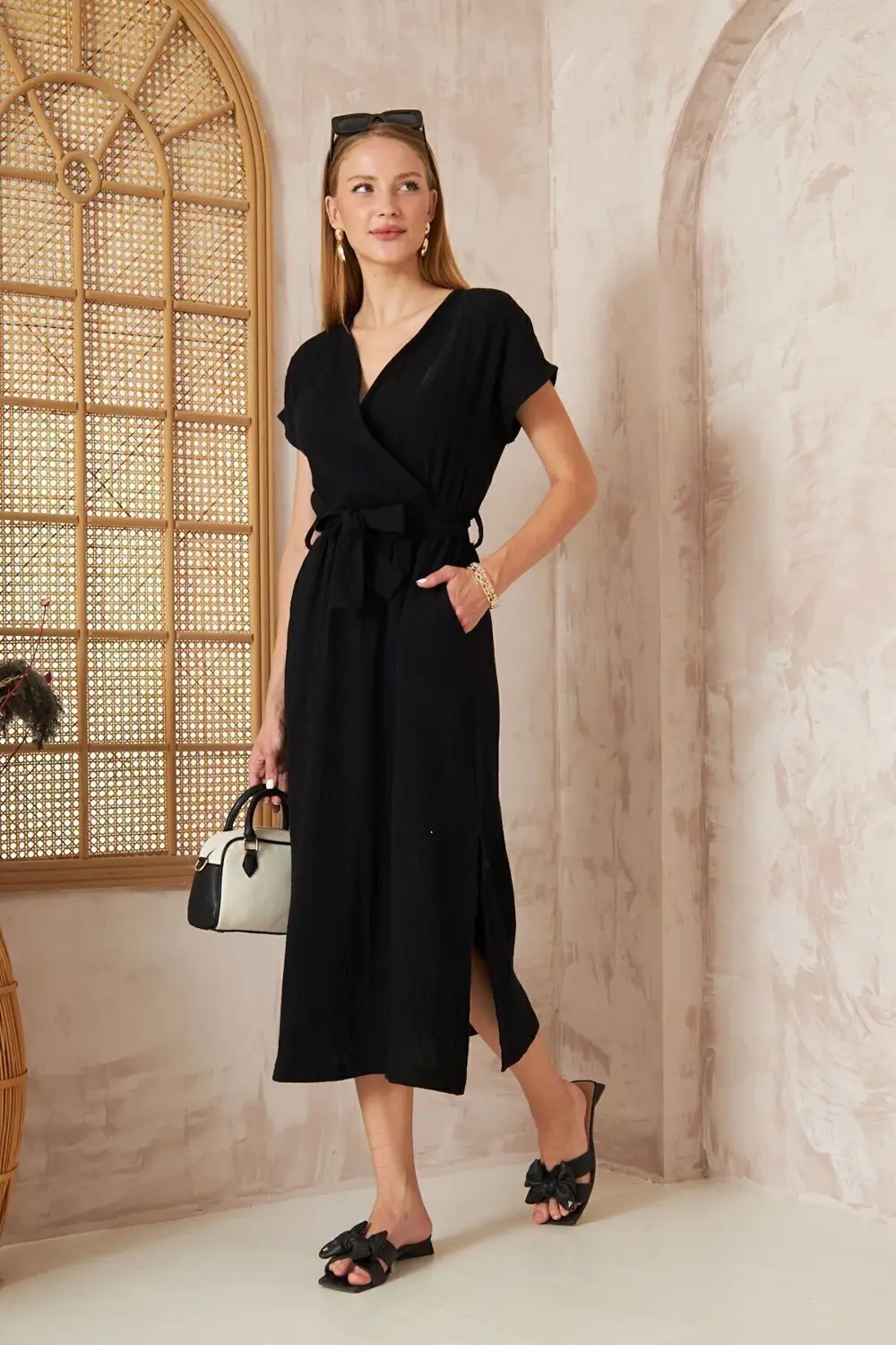 Kadın %100 Müslin Siyah Pamuk Yırtmaçlı Kruvaze Beli Kuşaklı Sala