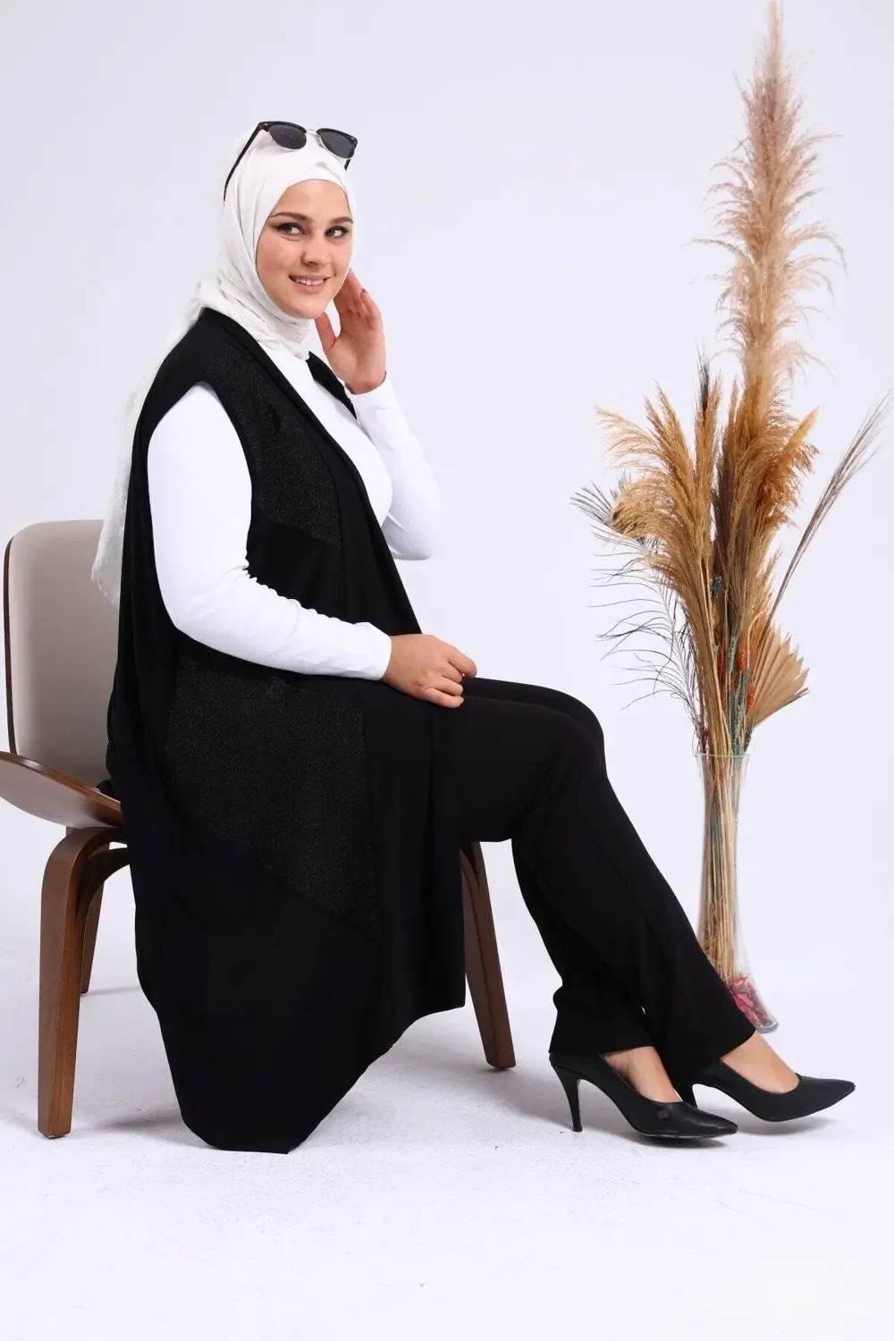 Kadın Asimetrik Kesim Simli Siyah Yelek