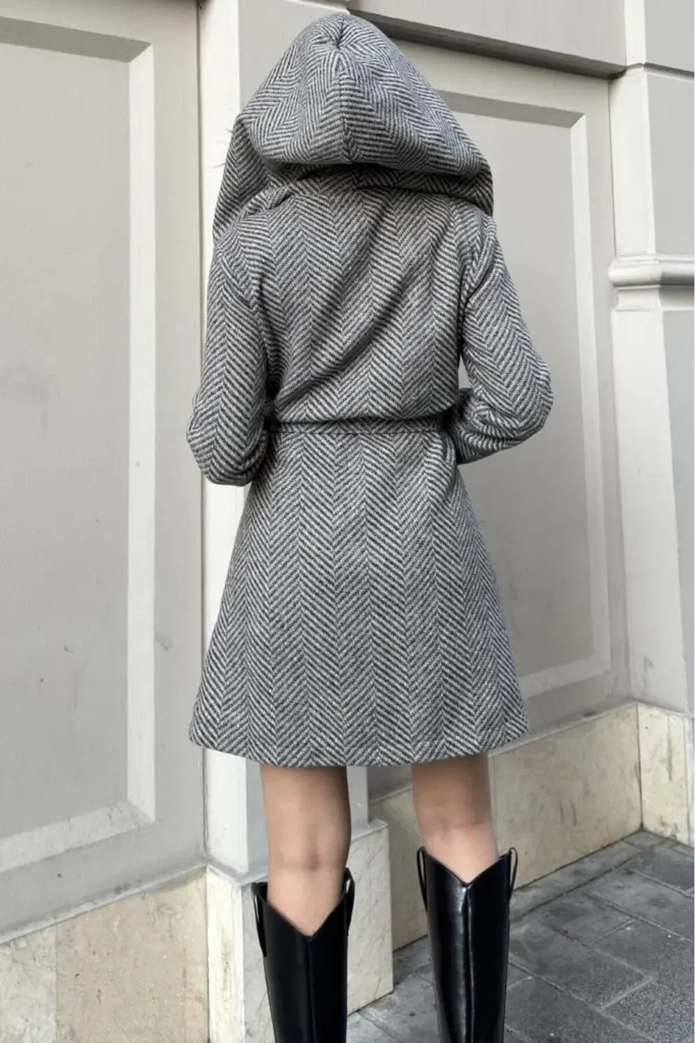 Kadın Balıksırtı Kaşe Kaban – Kapüşonlu, Kruvaze Yaka, Kemerli, Ş