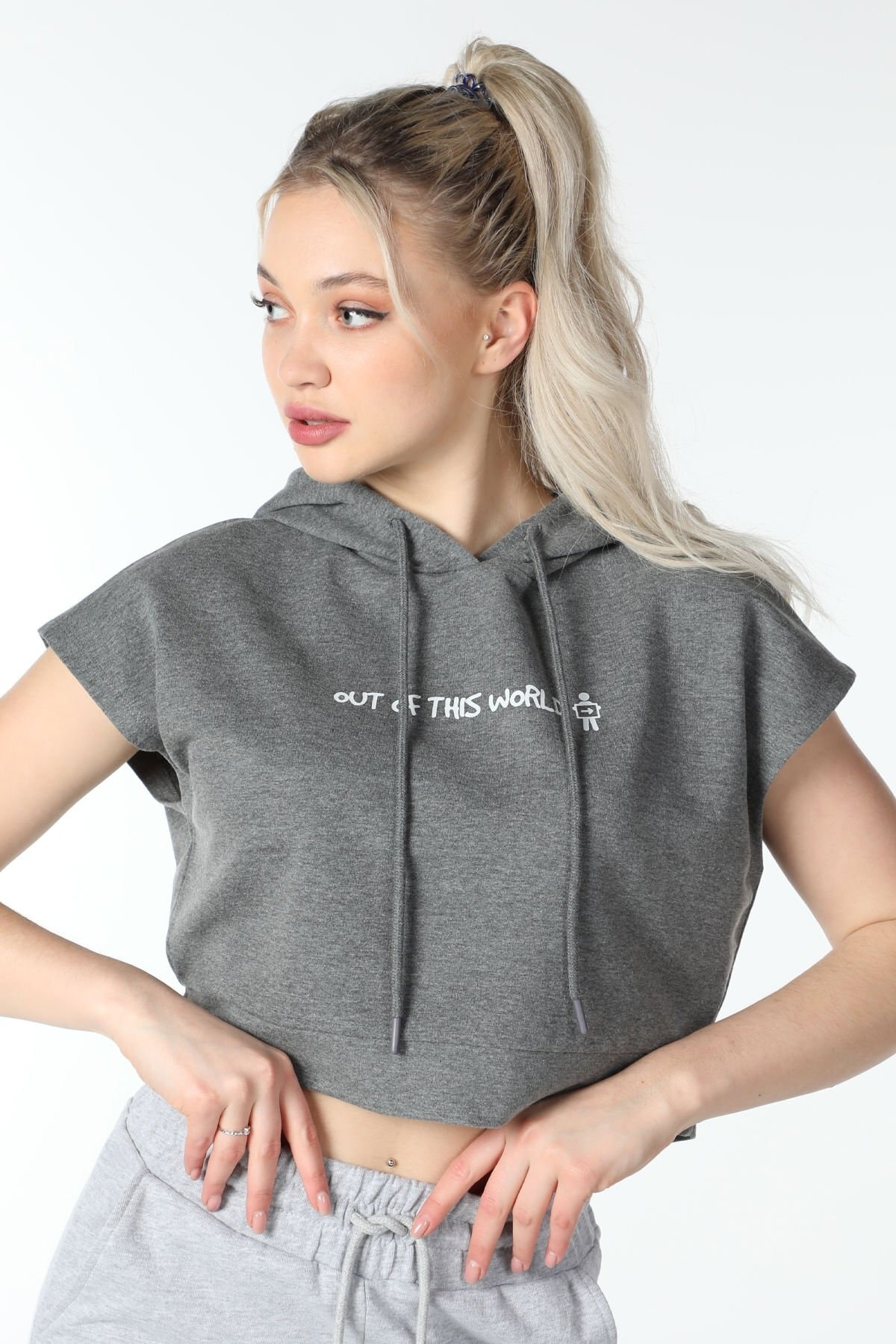 Kadın Baskılı Kapüşonlu Crop Sweat Siyah