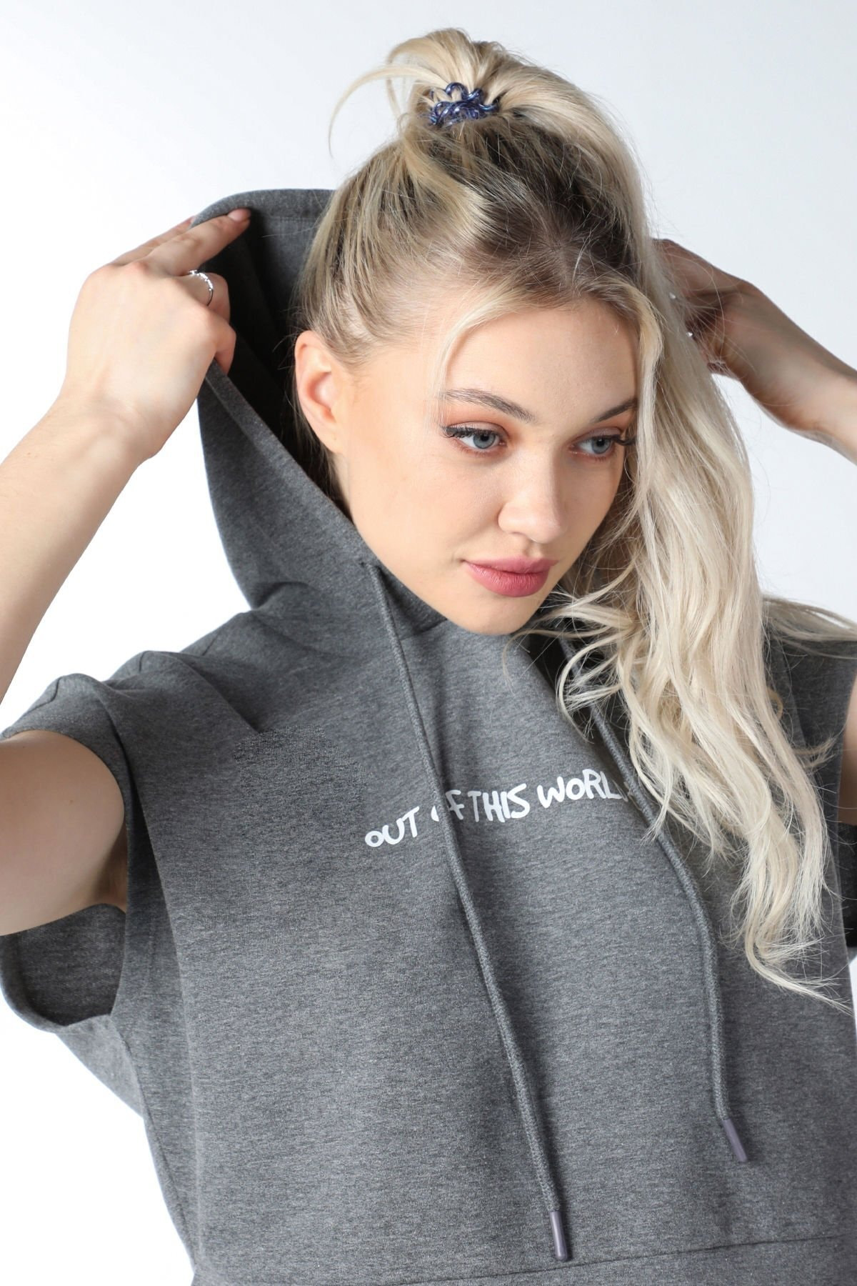 Kadın Baskılı Kapüşonlu Crop Sweat Siyah