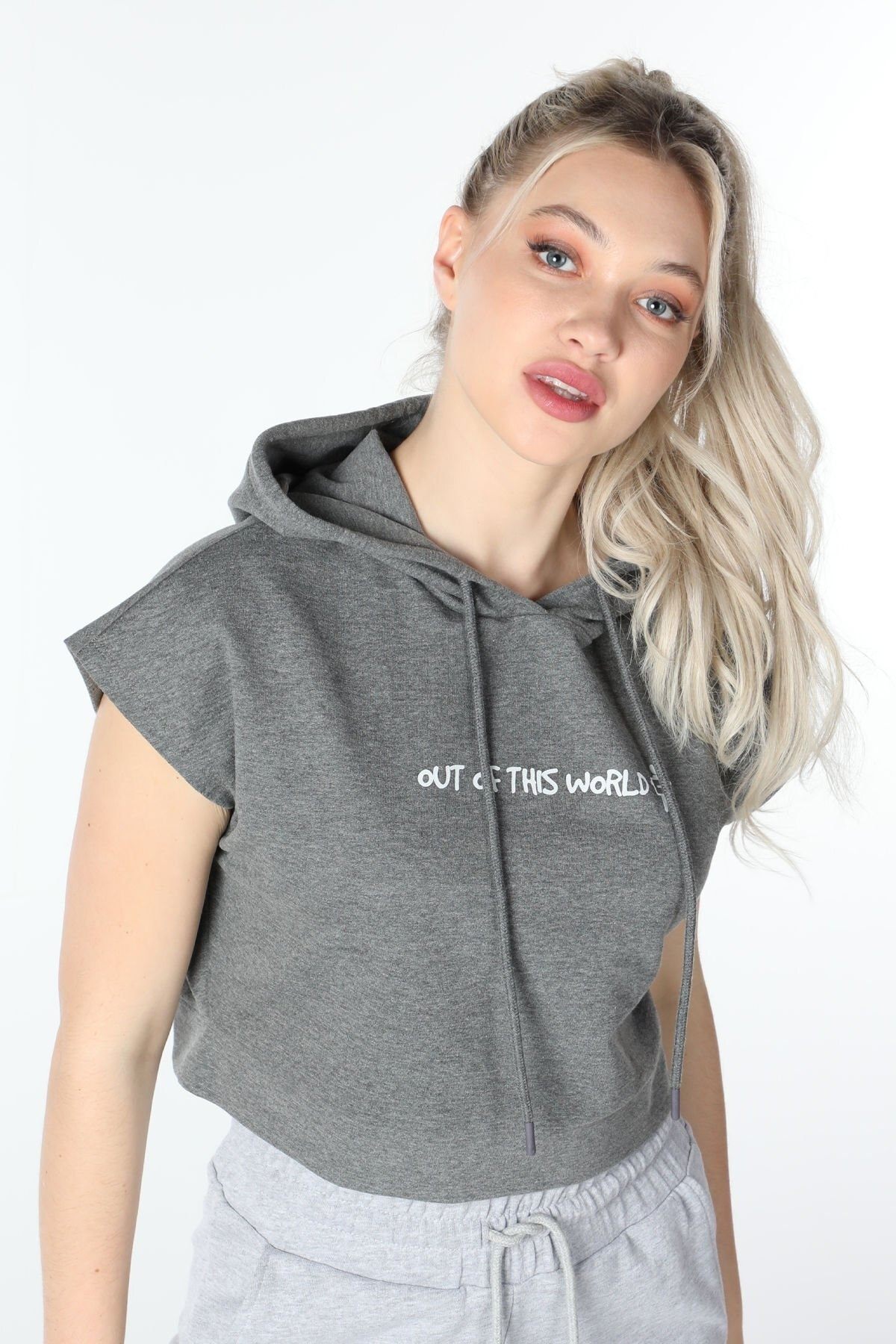 Kadın Baskılı Kapüşonlu Crop Sweat Siyah