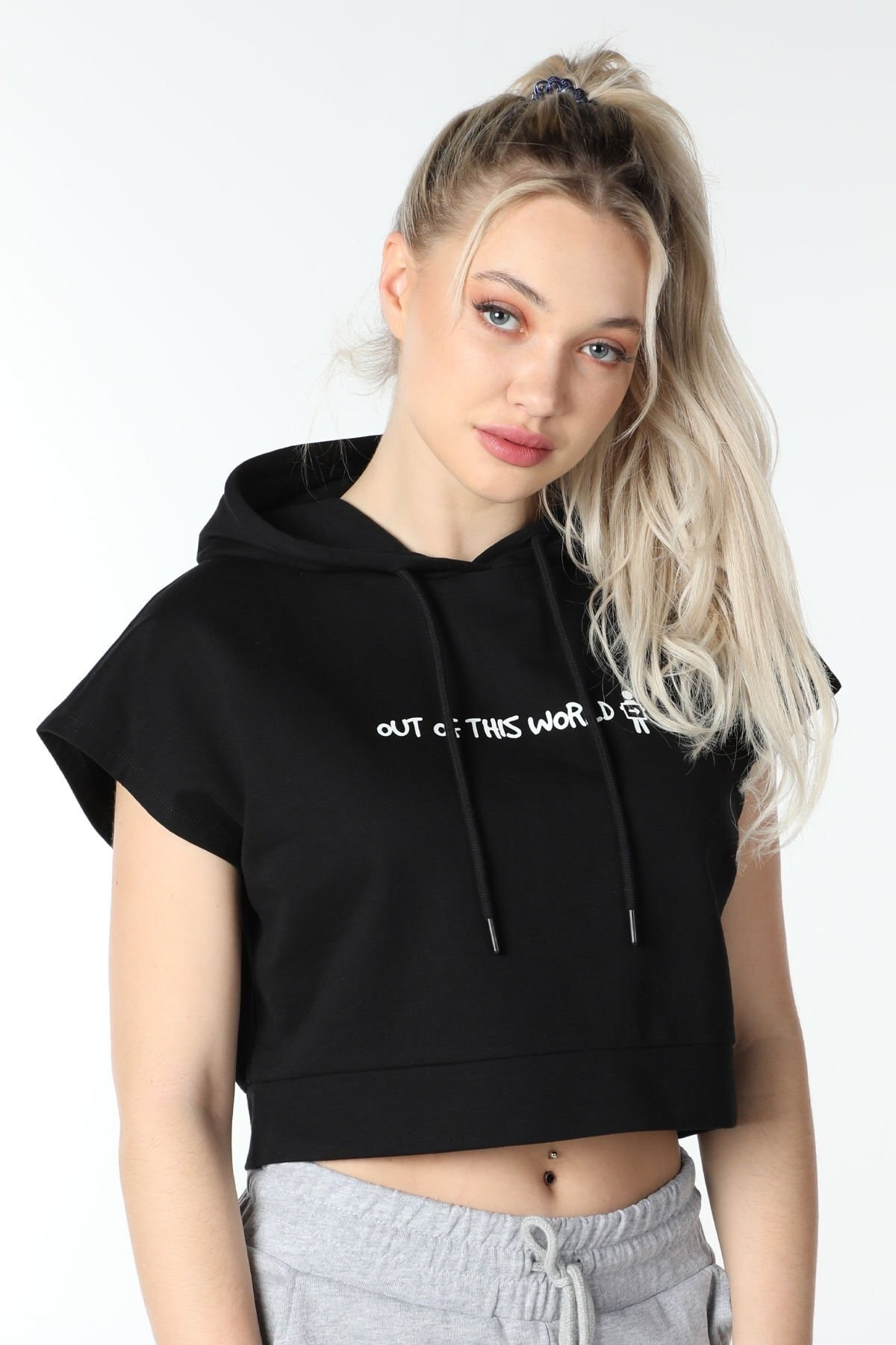 Defys Kadın Baskılı Kapüşonlu Crop Sweat Siyah