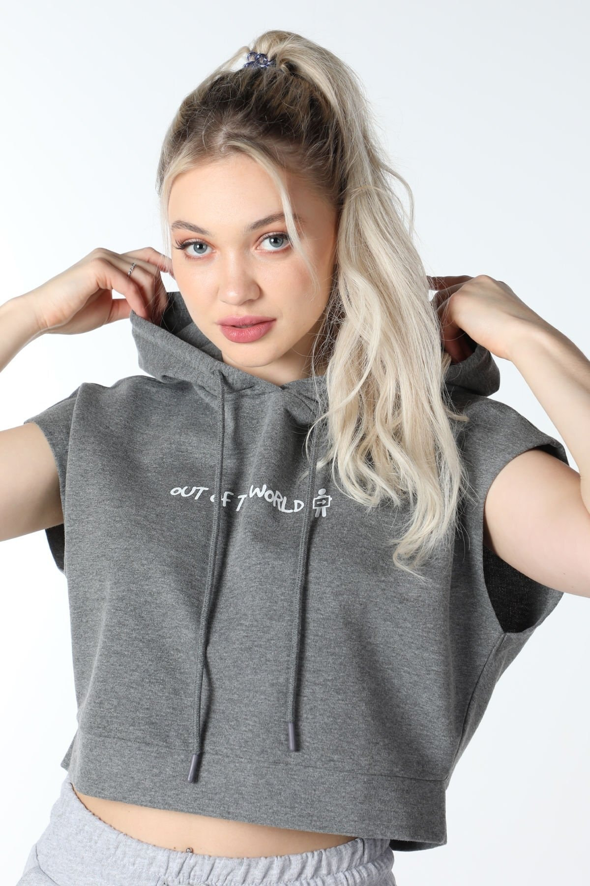 Kadın Baskılı Kapüşonlu Crop Sweat Siyah
