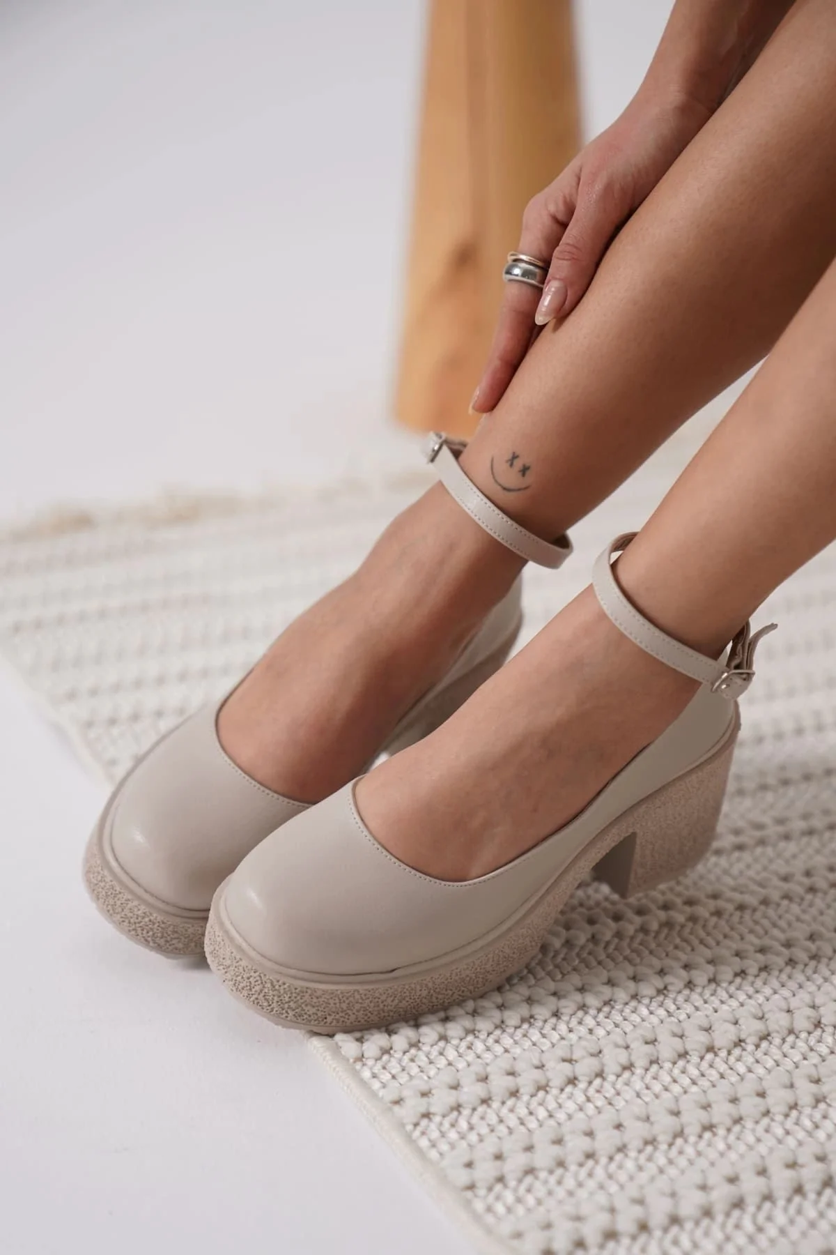 Kadın Bej Bilekten Baretli Günlük Ayakkabı TR06MS01D