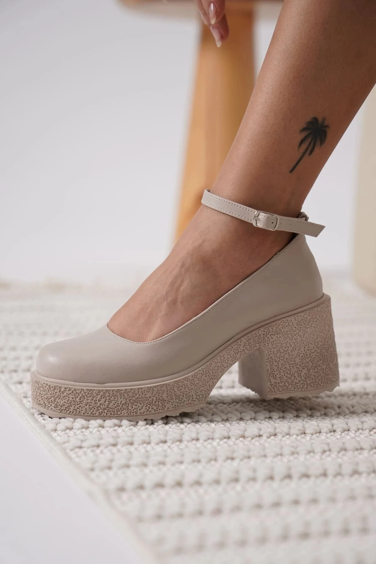 Kadın Bej Bilekten Baretli Günlük Ayakkabı TR06MS01D