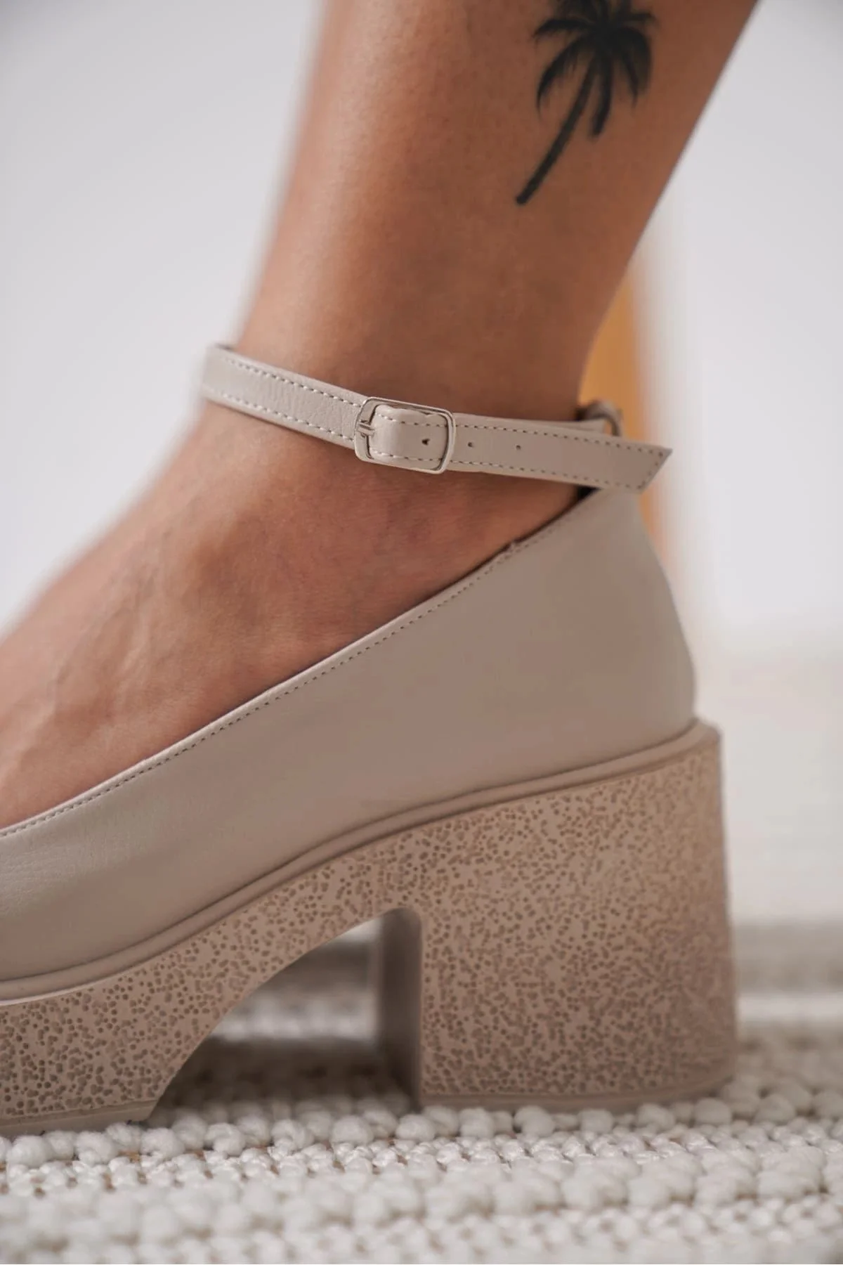 Kadın Bej Bilekten Baretli Günlük Ayakkabı TR06MS01D