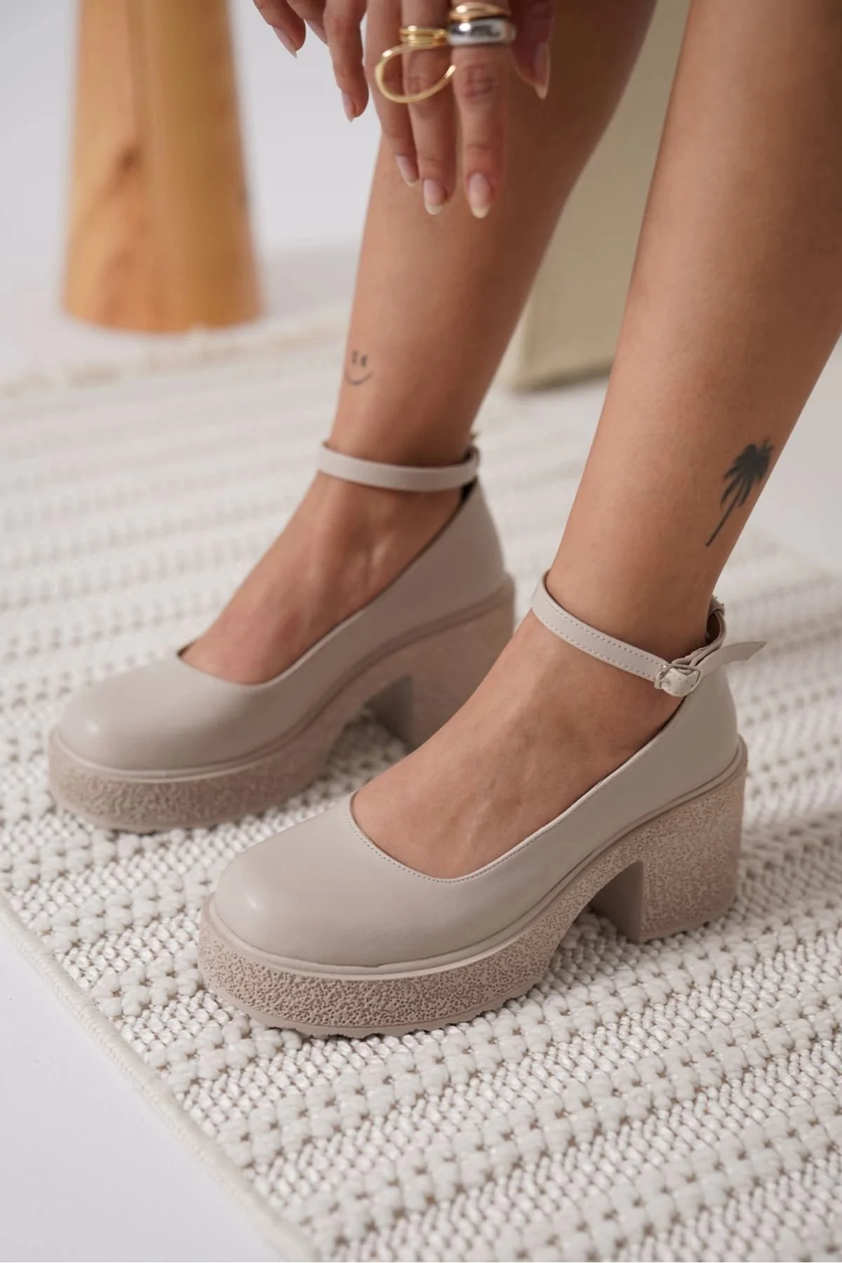 Kadın Bej Bilekten Baretli Günlük Ayakkabı TR06MS01D