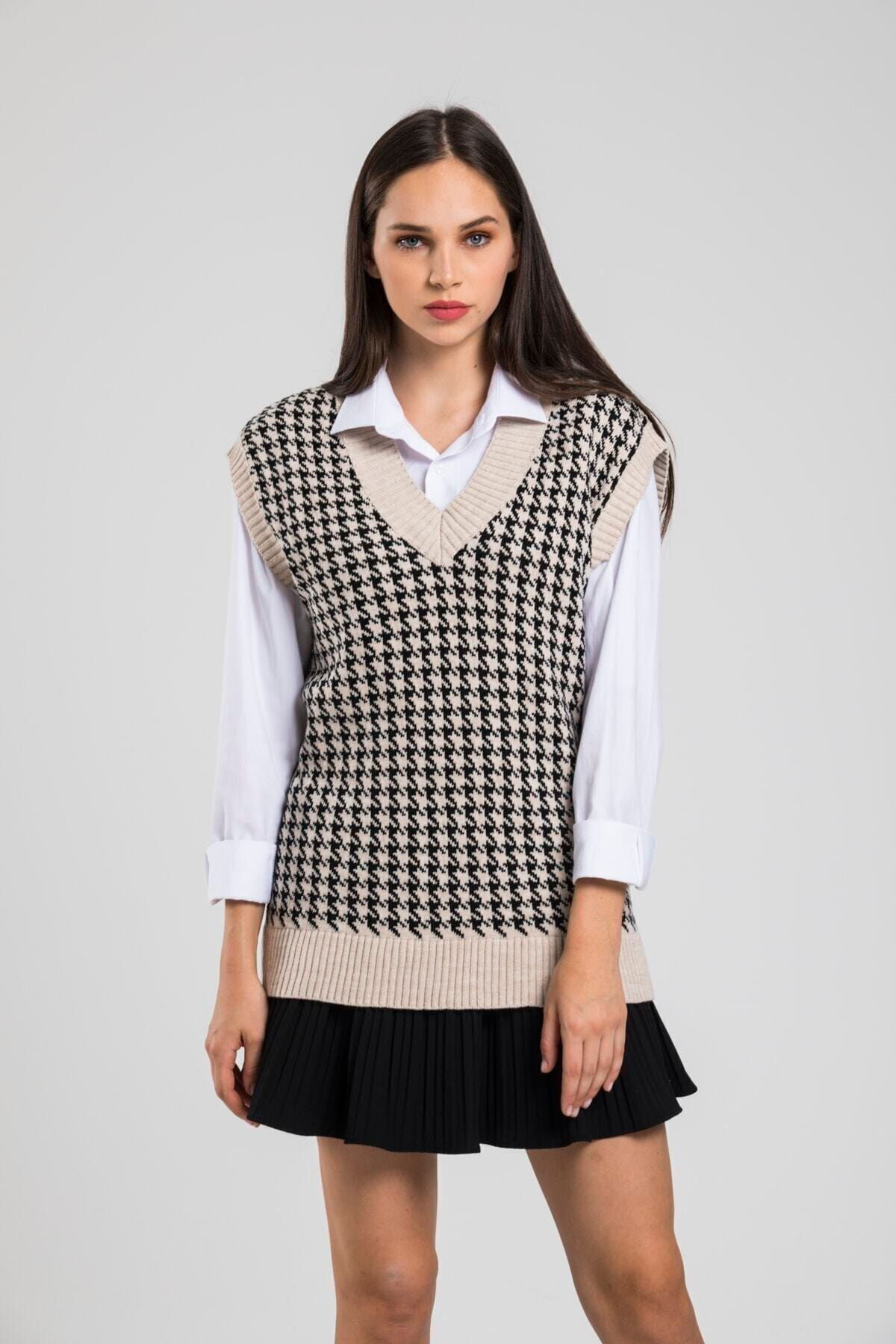 Lizbarley Kadın Bej Kaz Ayağı V Yaka Oversize Triko Süveter