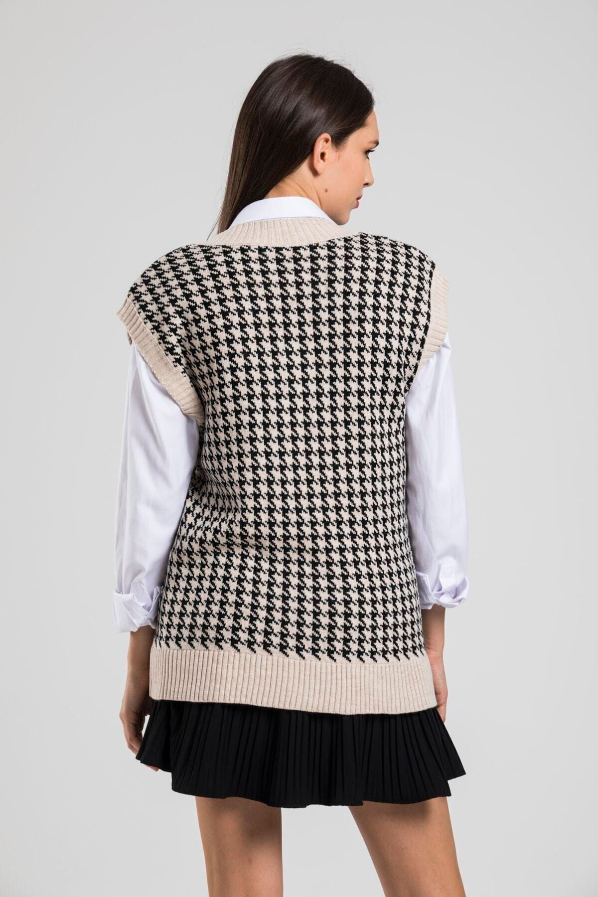 Lizbarley Kadın Bej Kaz Ayağı V Yaka Oversize Triko Süveter