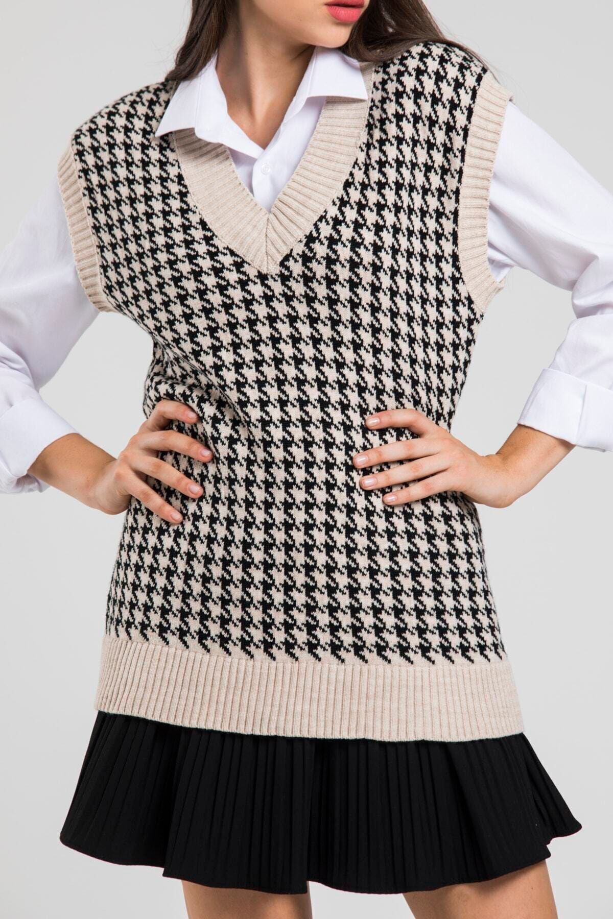 Lizbarley Kadın Bej Kaz Ayağı V Yaka Oversize Triko Süveter