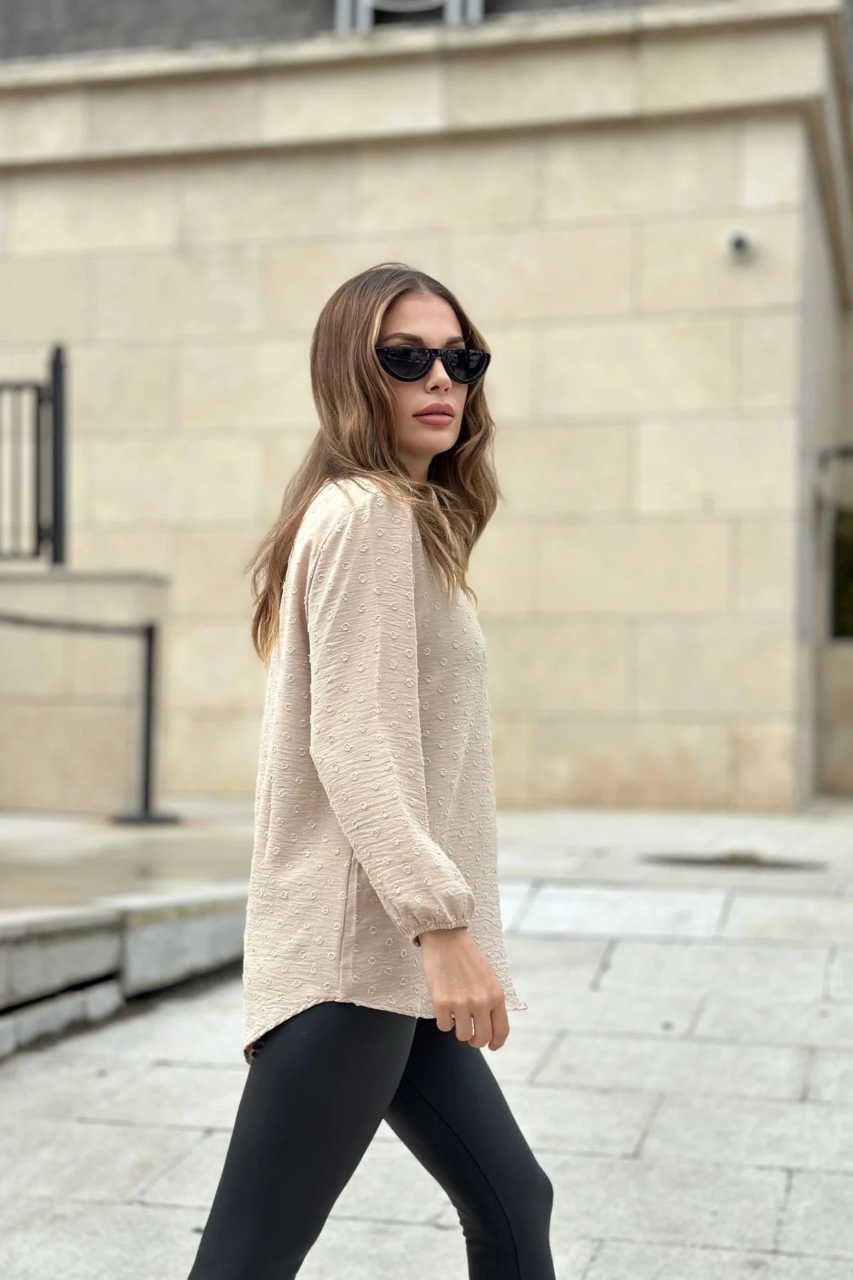 Kadın Bej Ponponlu Kolu Lastikli Oval Kesim Yırtmaçlı Yaka Tunik 