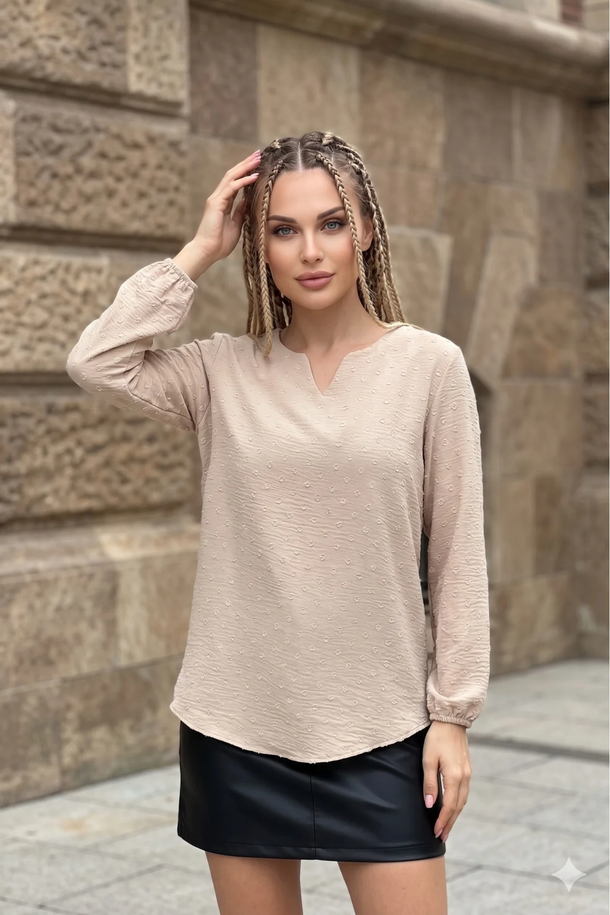 Kadın Bej Ponponlu Kolu Lastikli Oval Kesim Yırtmaçlı Yaka Tunik 