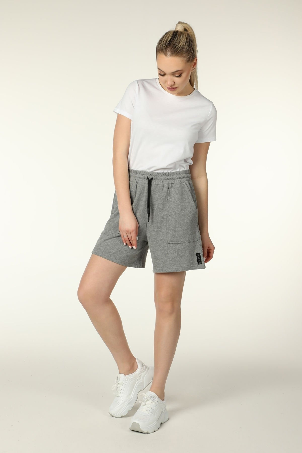 Defys Kadın Beli Lastikli Cepli Etiket Detaylı Regular Fit Şort Antrasi