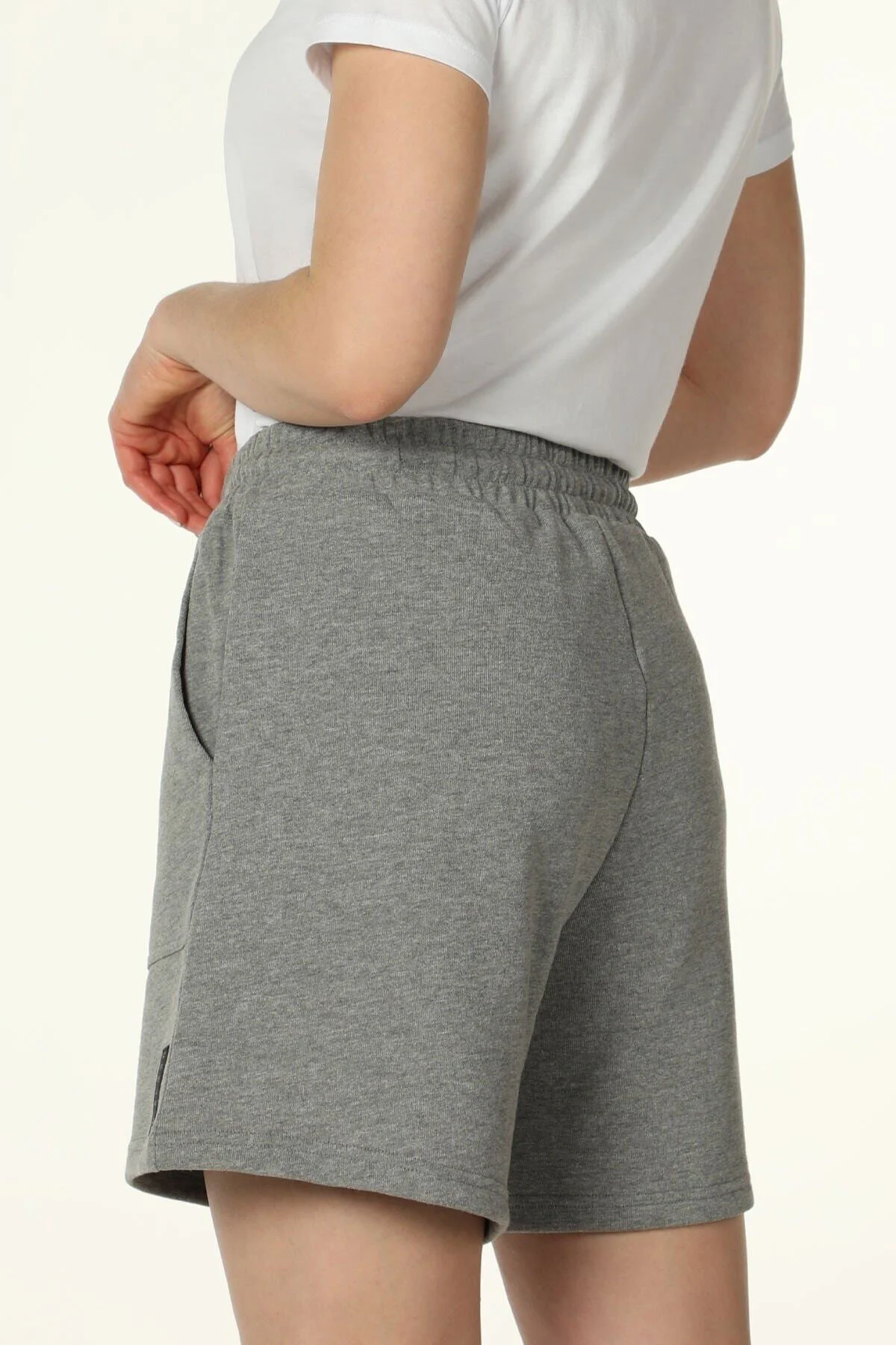 Kadın Beli Lastikli Cepli Etiket Detaylı Regular Fit Şort Antrasit Melanj