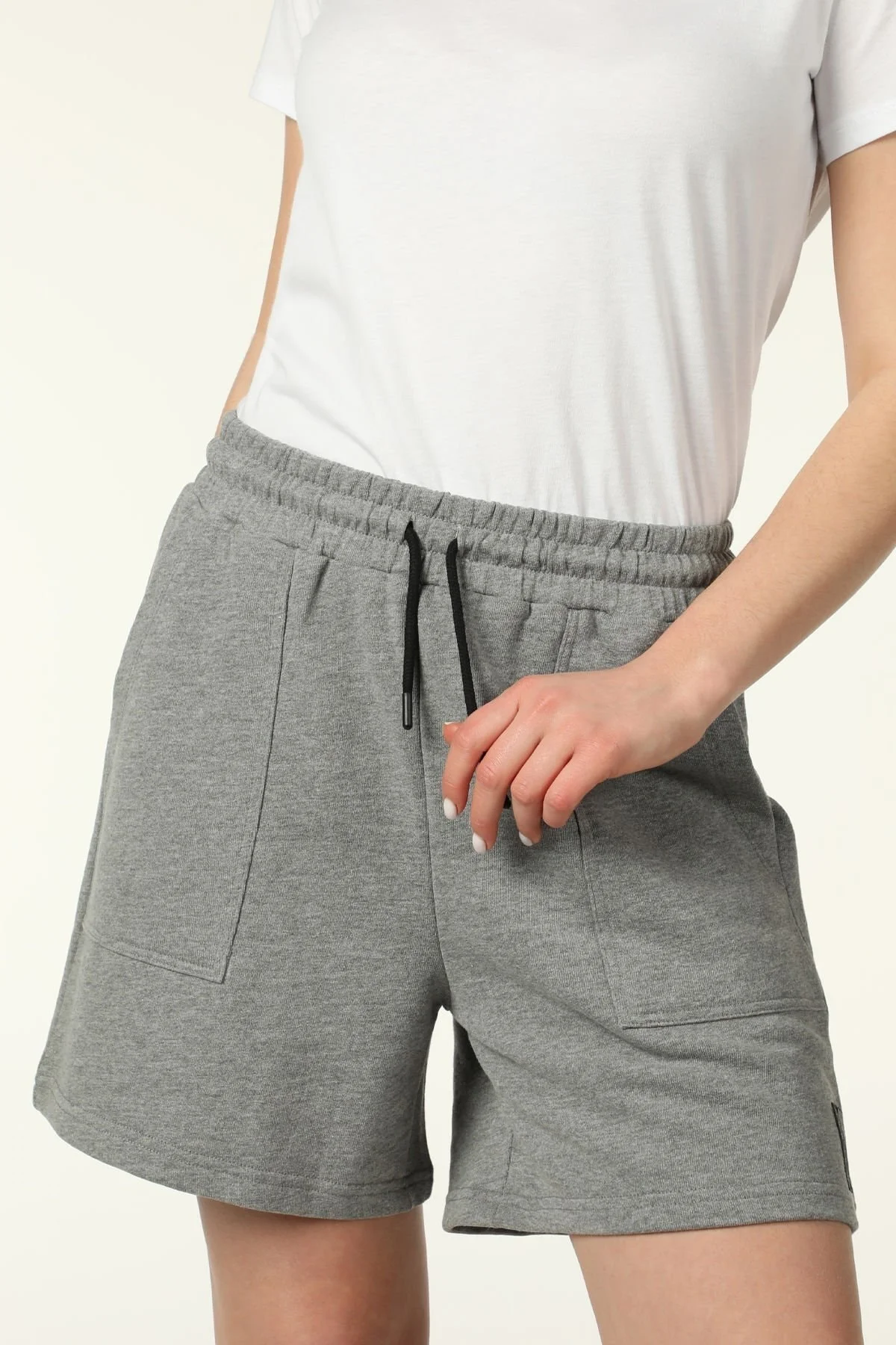 Kadın Beli Lastikli Cepli Etiket Detaylı Regular Fit Şort Antrasit Melanj