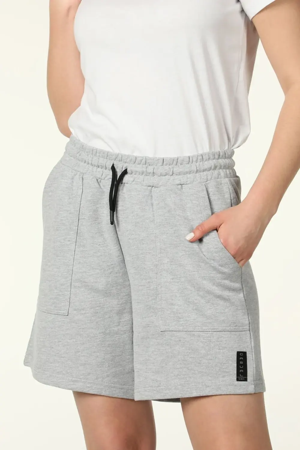 Kadın Beli Lastikli Cepli Etiket Detaylı Regular Fit Şort Antrasi