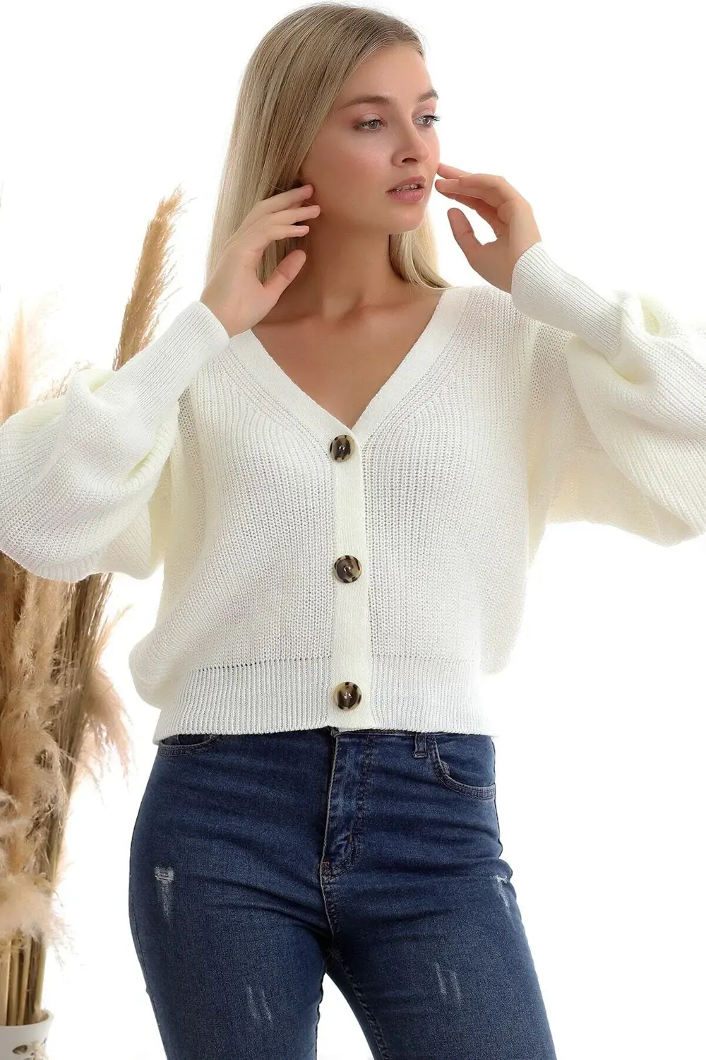Kadın Beyaz 3 Düğmeli V Yaka Hırka