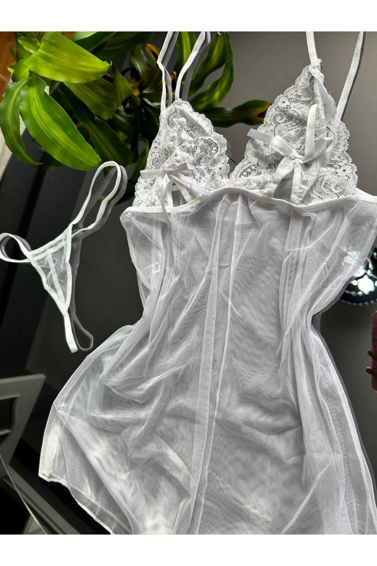 Kadın Beyaz Dantel Detaylı Derin Dekolteli Transparan Tül Gecelik & Seksi Babydoll Tanga Takımı