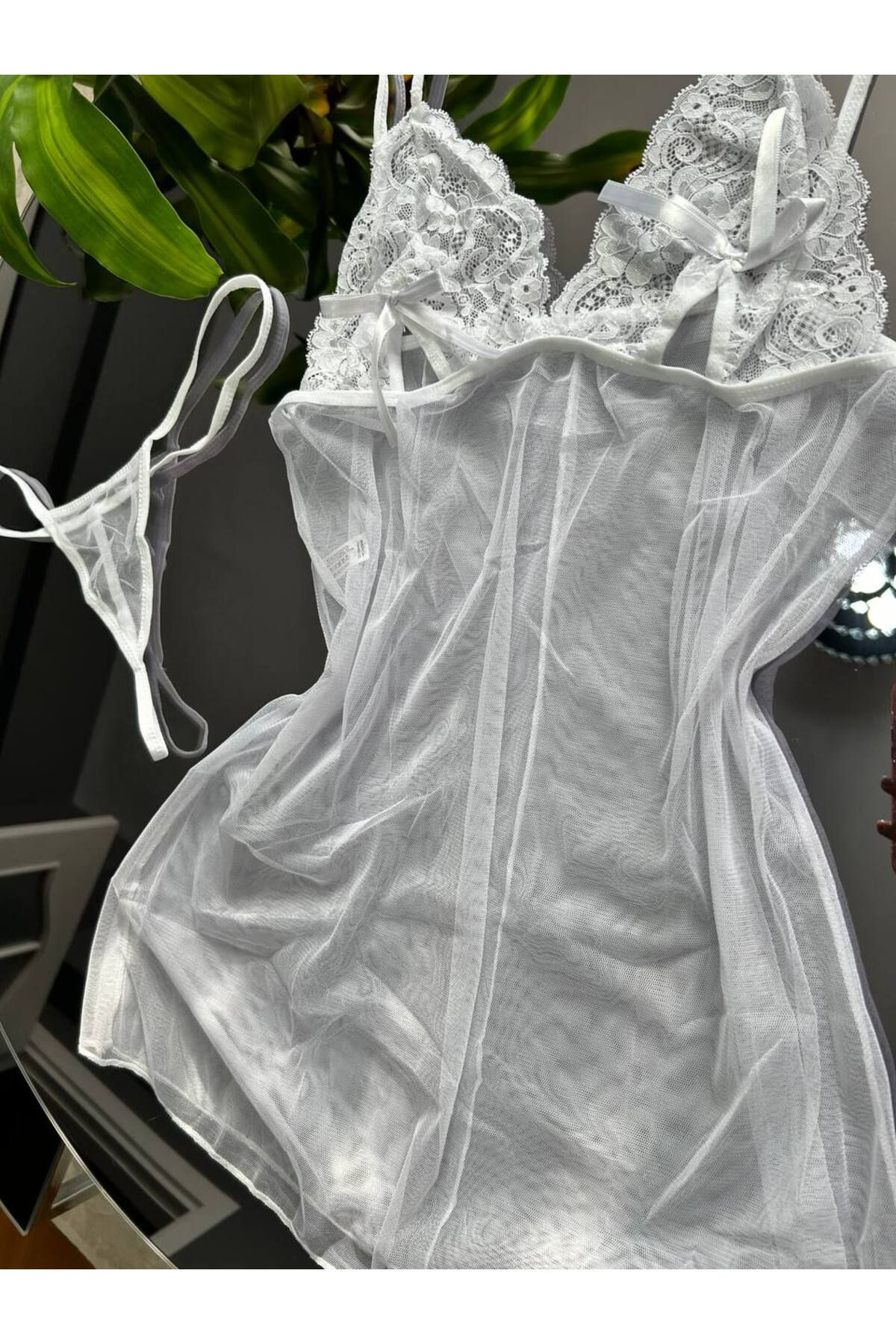 Kadın Beyaz Dantel Detaylı Derin Dekolteli Transparan Tül Gecelik & Seksi Babydoll Tanga Takımı