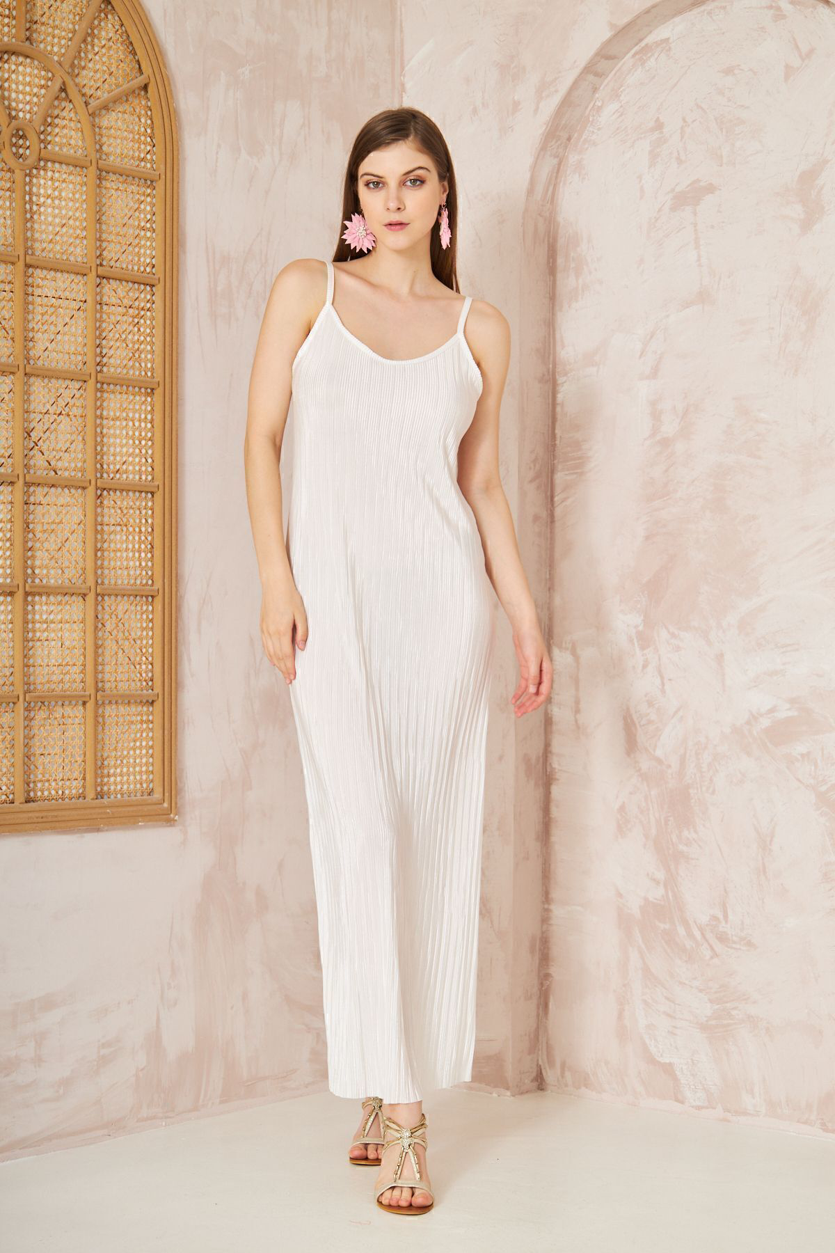 Yıldızistan Kadın Beyaz İnce Askılı Yırtmaçlı Uzun Pliseli Elbise / Özel Gün