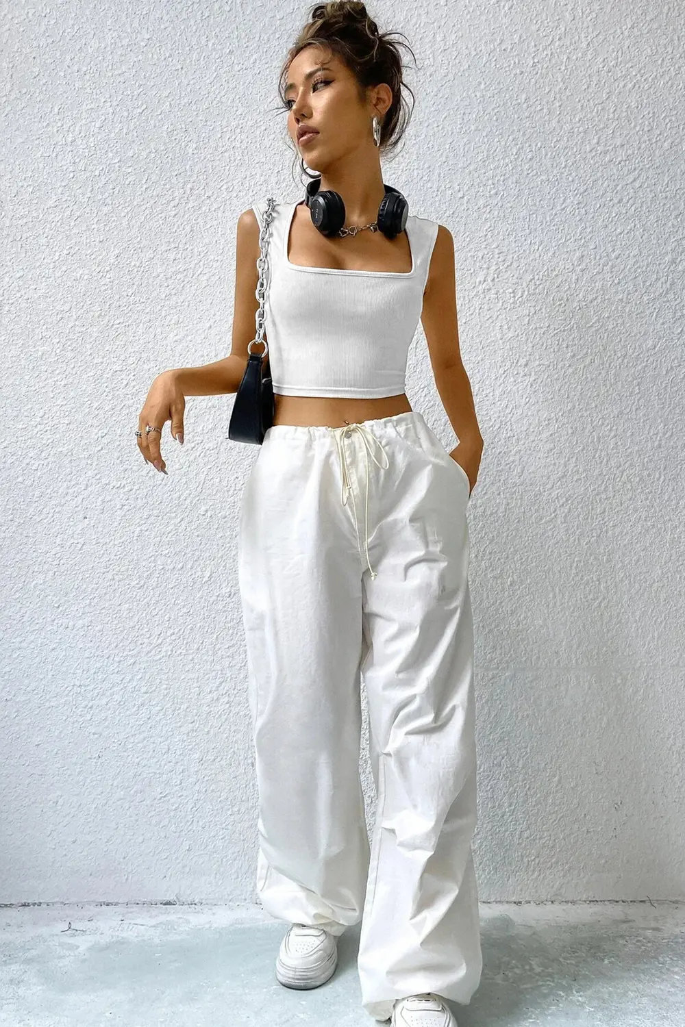 Kadın Beyaz Kare Yaka Kalınlaşan Omuz Detaylı Crop Top Bluz