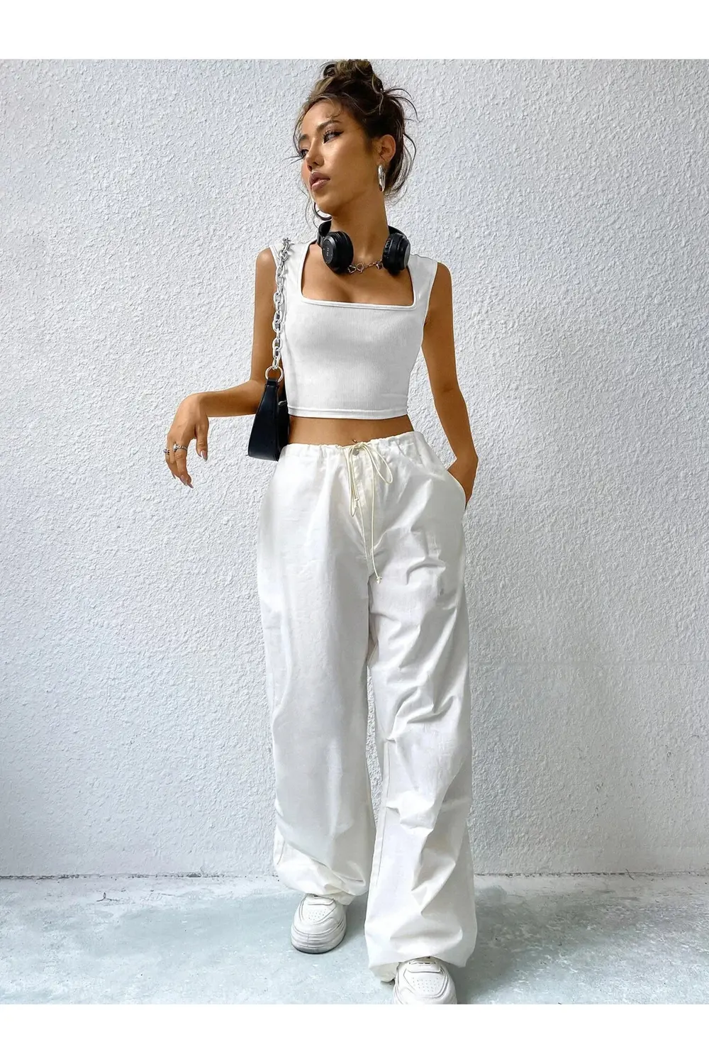 Kadın Beyaz Kare Yaka Kalınlaşan Omuz Detaylı Crop Top Bluz