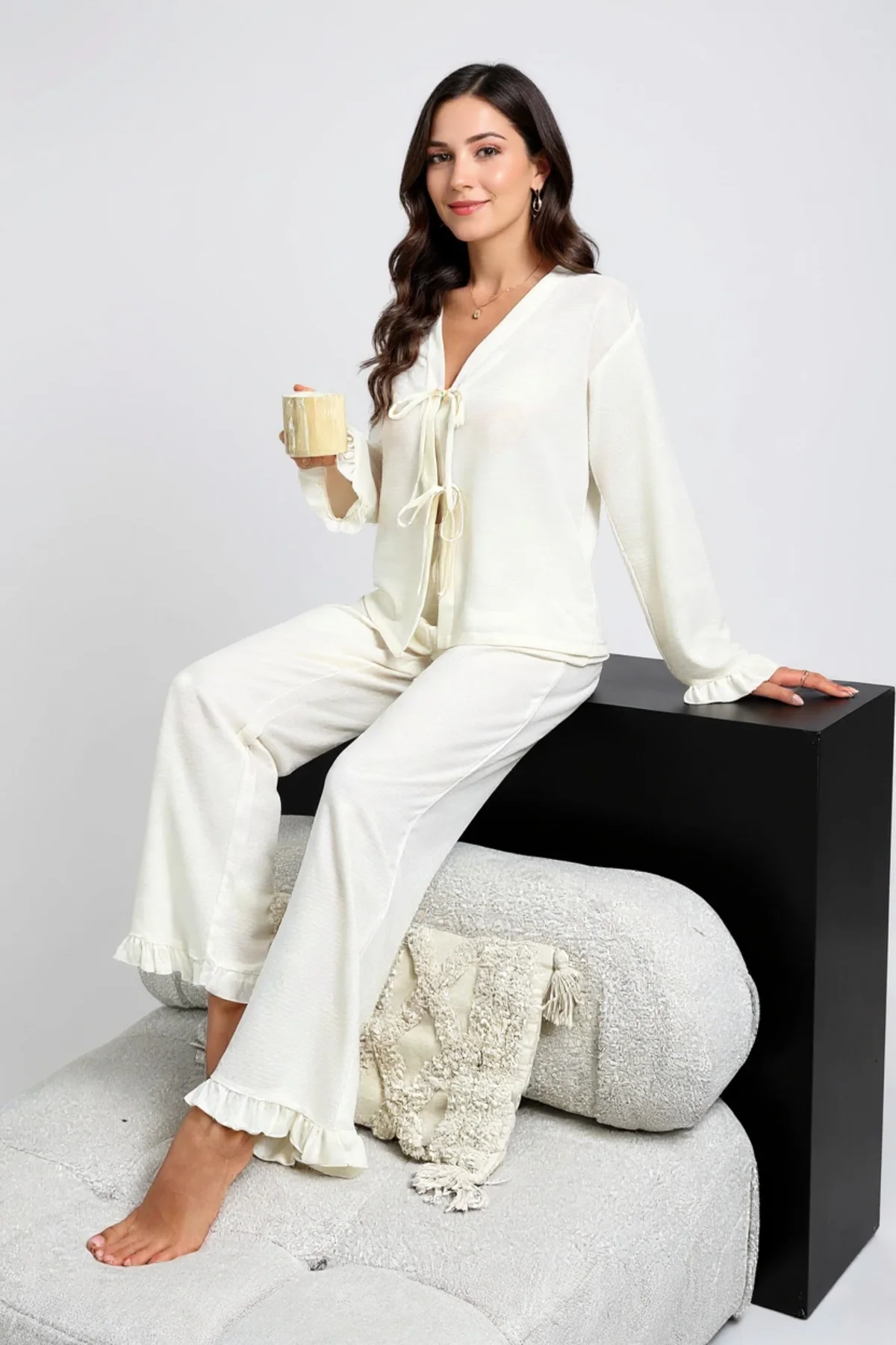 Kadın Beyaz Önden Bağlamalı Kolu ve Paçası Fırfır Detaylı Uzun Ko