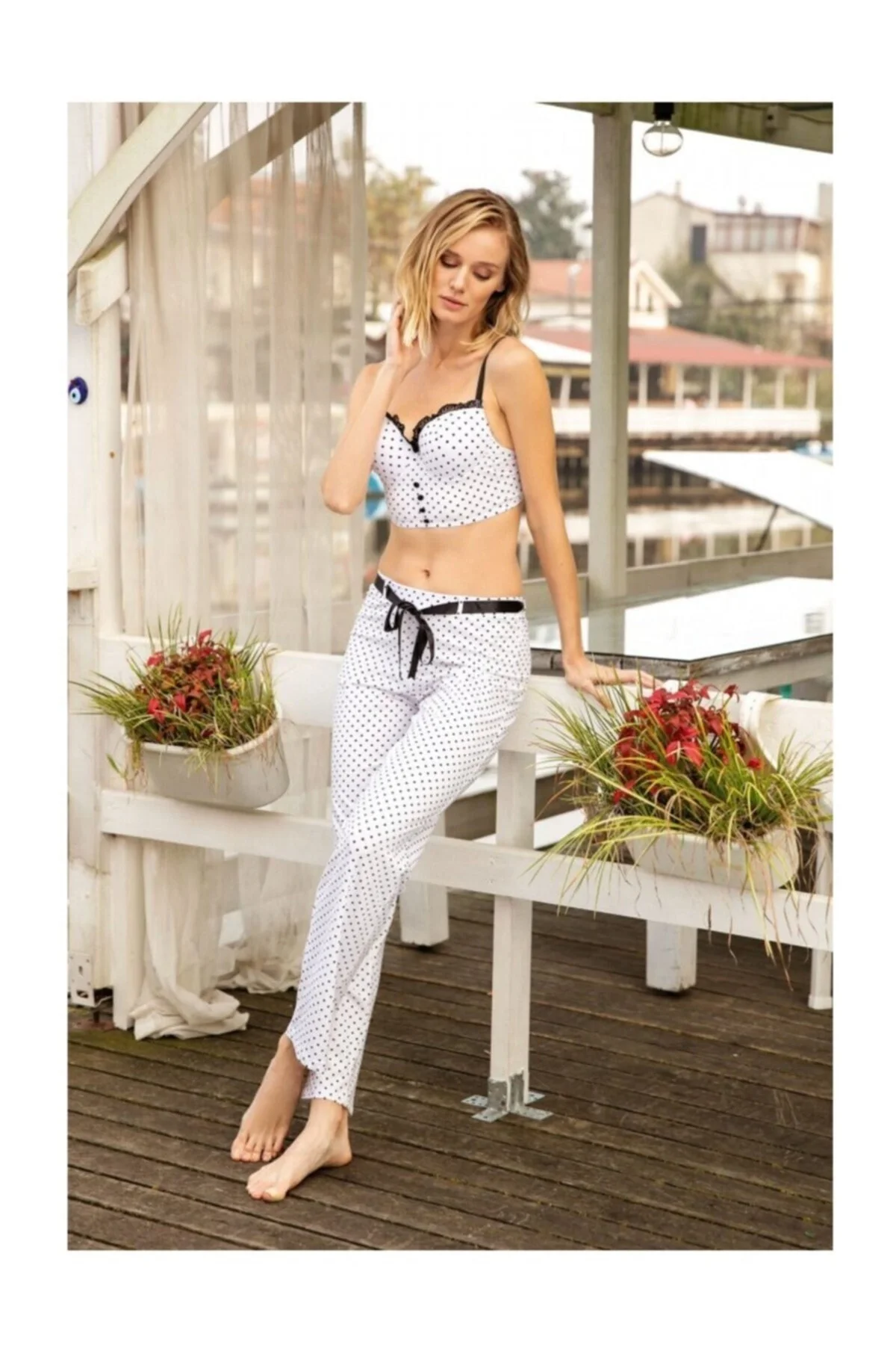 Kadın Beyaz Puantiye Desenli Büstiyerli Pijama Takımı Yeni Sezon