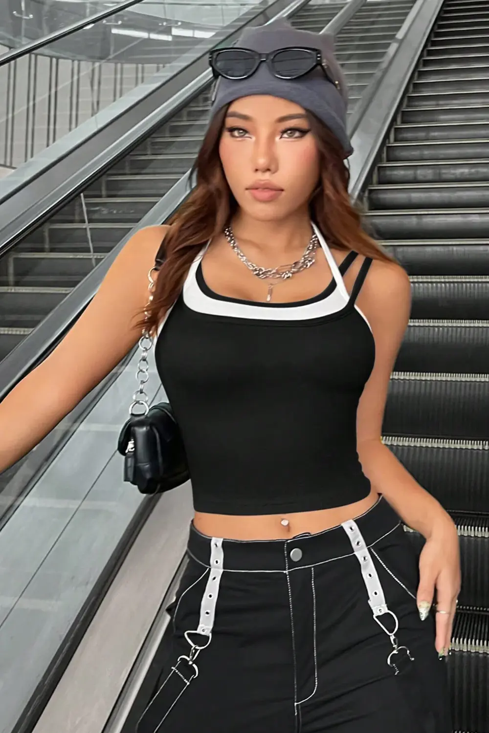 Kadın Beyaz Siyah Çift Renk Çapraz Askılı Crop Top Bluz