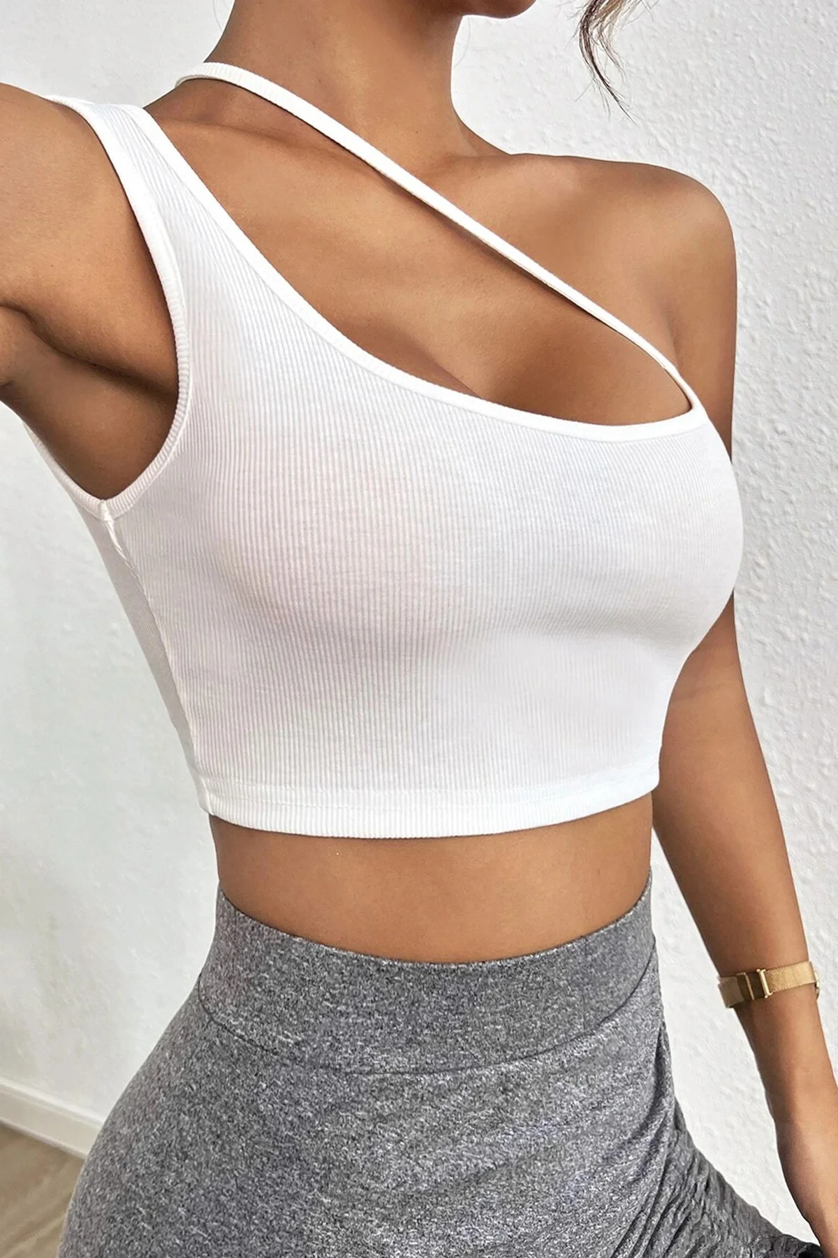 Kadın Beyaz Tek Omuzlu Crop Top – Çapraz Askılı Büstiyer