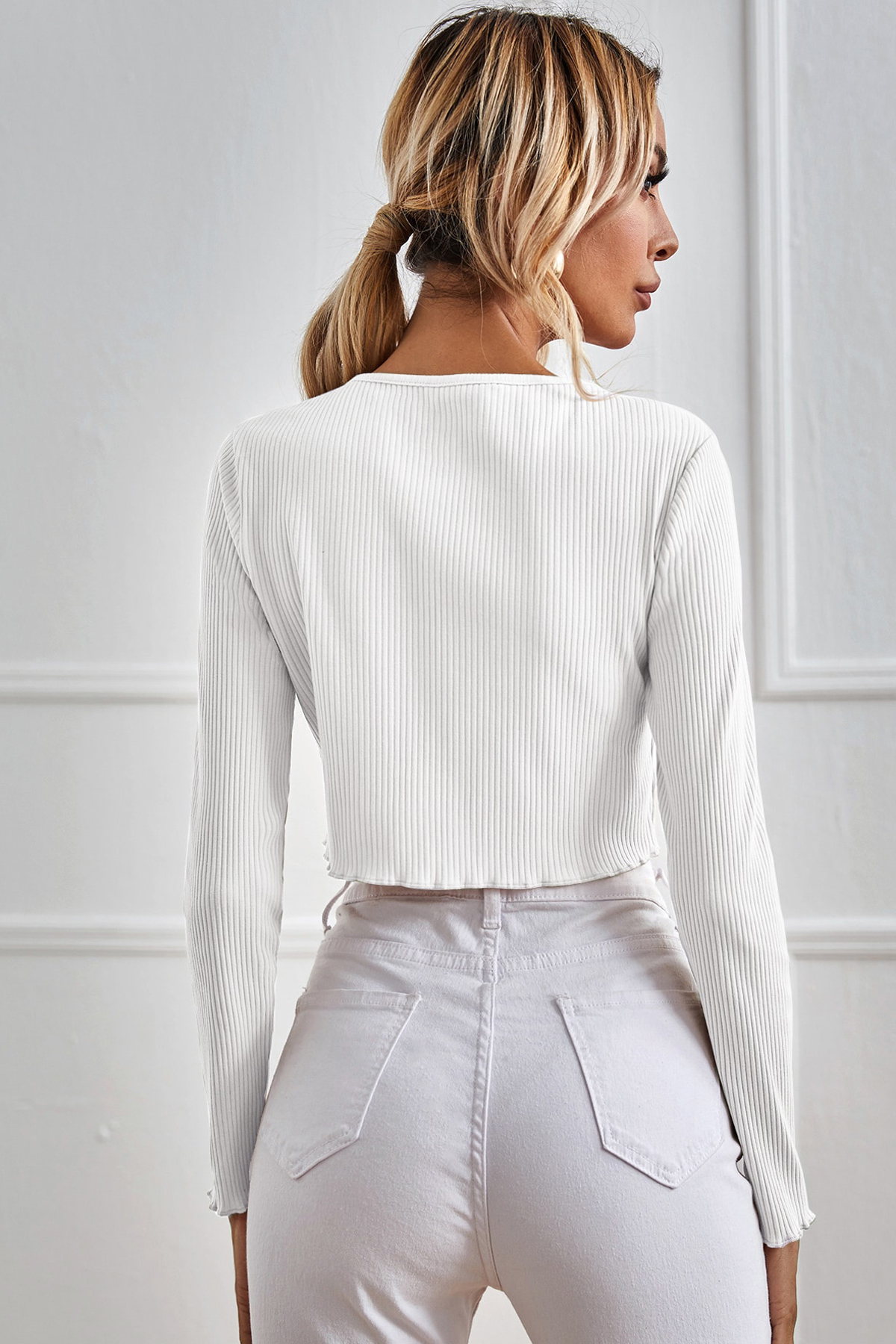 Kadın Beyaz Uzun Kollu Önden Bağlama Detaylı Crop Top Bluz Kadın Beyaz Uzun Kollu Önden Bağlama Detaylı Crop Top Bluz